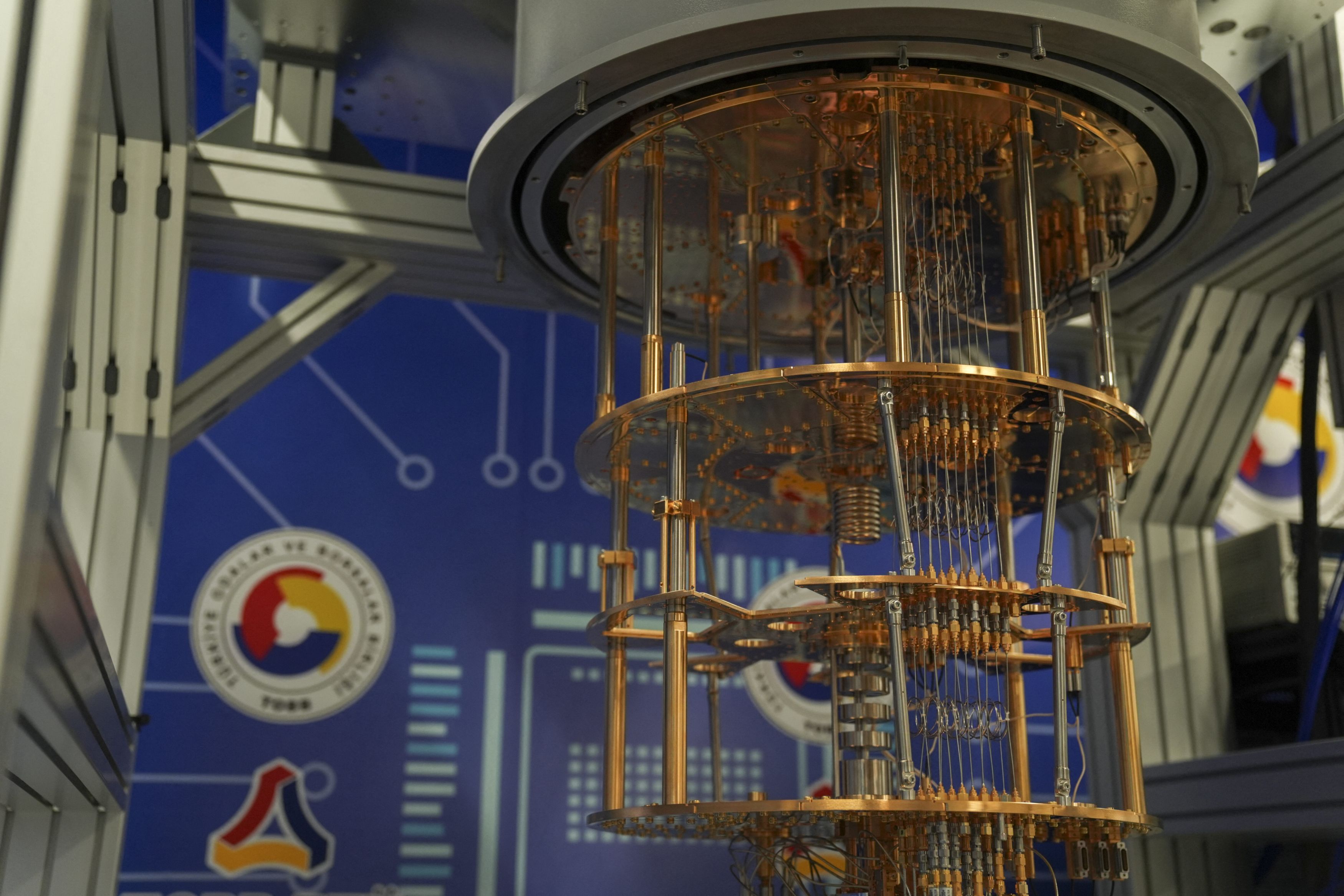 Jensen Huang, CEO-ul Nvidia, spune că tehnologia quantum computing este la 20 de ani distanță de adopția de masă. „Dacă ați spune că trebuie să mai așteptăm 15 pentru a avea calculatoare quantum folositoare, aș spune că este prea devreme. Dar, dacă ați spune 20, cred că mulți oameni ar fi de acord”