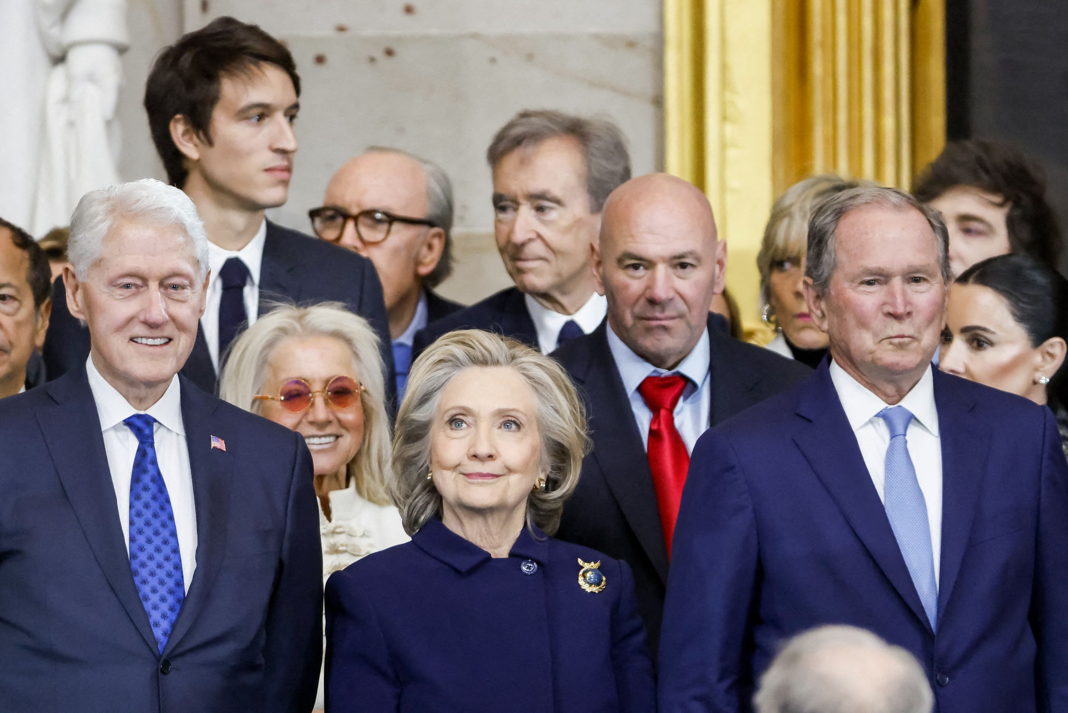 Bernard Arnault, proprietarul LVMH, cel mai bogat om din Europa, critică dur guvernul francez pentru supra-taxarea propusă de 40%. Îl laudă în schimb pe Trump pentru măsurile fiscale. ”Când te întorci în Franța și vezi că suntem pe cale să creștem taxele cu 40% pentru companiile care produc în Franța, este incredibil”. El a fost în primele rânduri la învestirea președintelui american