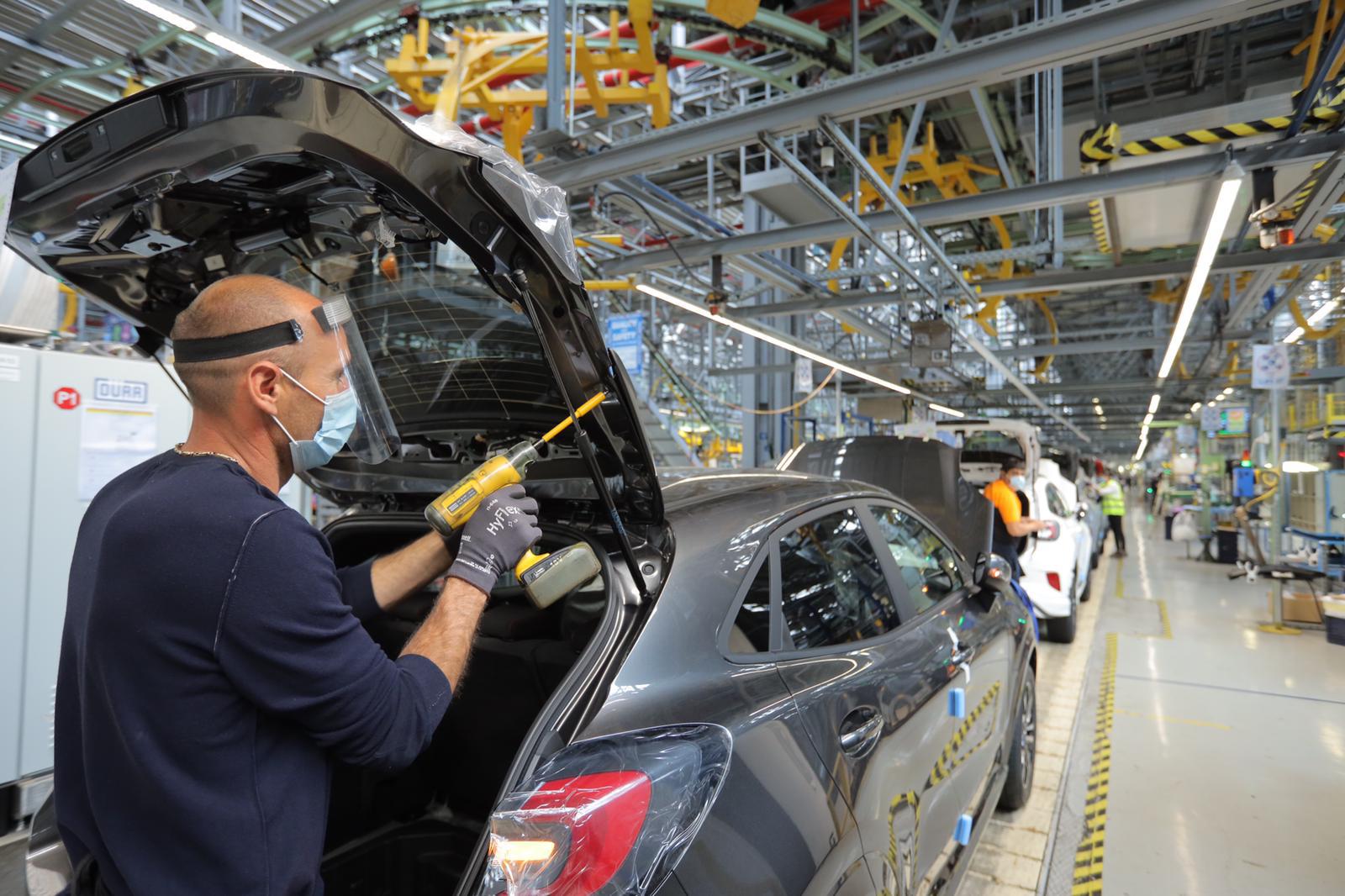 Record dublu în industria auto românească în 2024: 560.000 de mașini au fost produse la Craiova și Mioveni. Uzina Ford Otosan de la Craiova a produs în premieră peste 250.000 de mașini și a dus producția auto din România la peste 560.000 de autovehicule