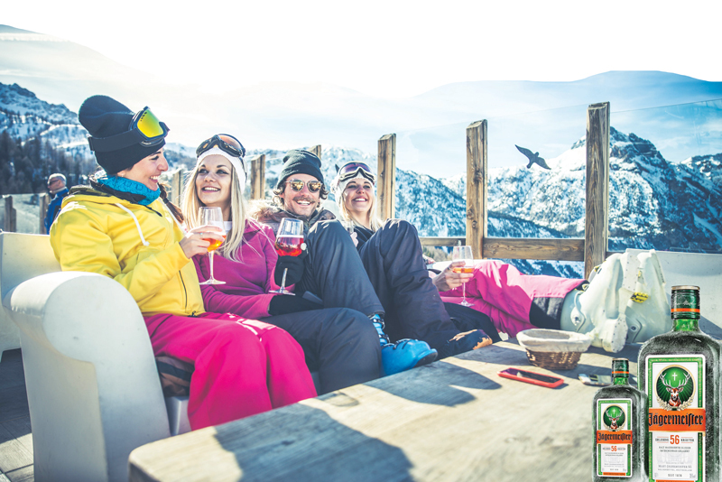 GEN Z Lifestyle. Gen Z a înlocuit vinul fiert de pe pârtiile de schi cu shot-urile de Jagermeister. Băutura alcoolică este astăzi partenerul sporturilor de iarnă