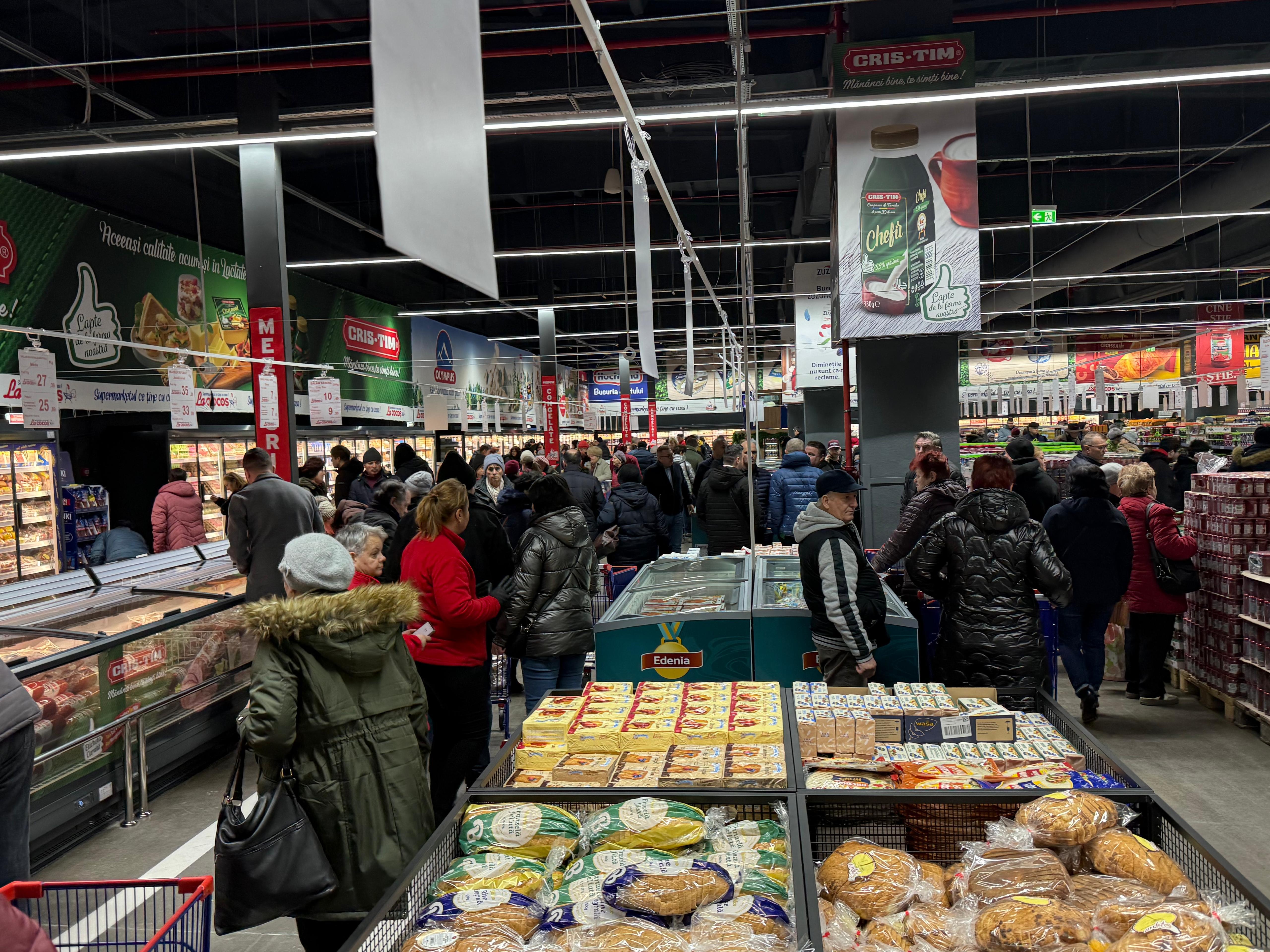 Hipermarketul La Cocoș din Brașov a avut vânzări de aproape 1 milion de lei în prima zi de funcționare când i-au trecut pragul 11.200 de persoane. „A fost cu mult peste așteptări”. GALERIE FOTO