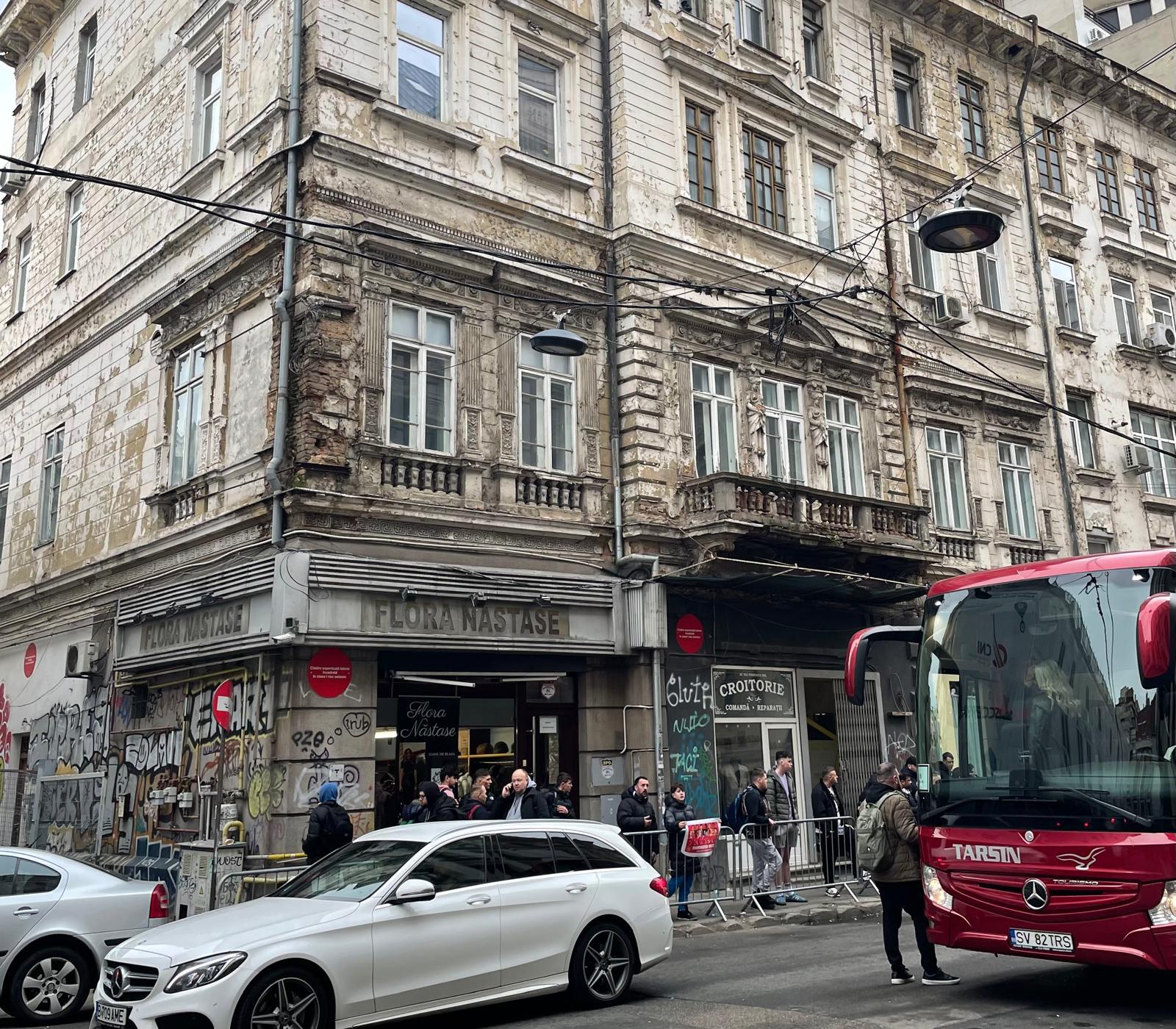 Reportaj ZF. Ce văd jucătorii lui Manchester United când ies din hotelul The Marmorosch, cel mai luxos hotel bucureștean: o clădire dărăpănată cu bulină roșie, gata să se dărâme pe suporterii care îi așteaptă cu pancarte