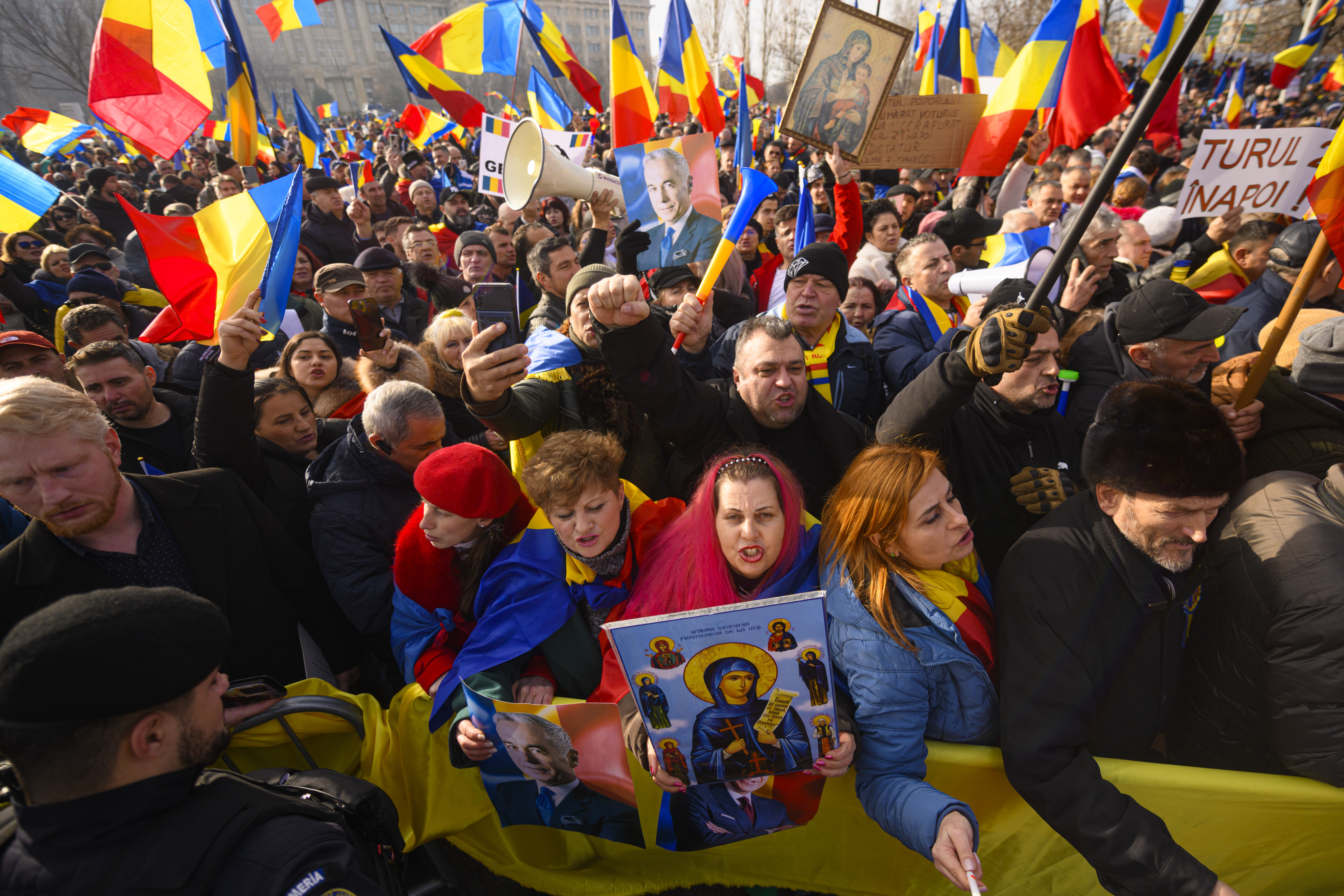 Tensiuni la protestul din Piața Victoriei: Jandarmii au folosit gaze iritant-lacrimogene. „Manifestanții au aruncat cu materiale pirotehnice către forțele de ordine”