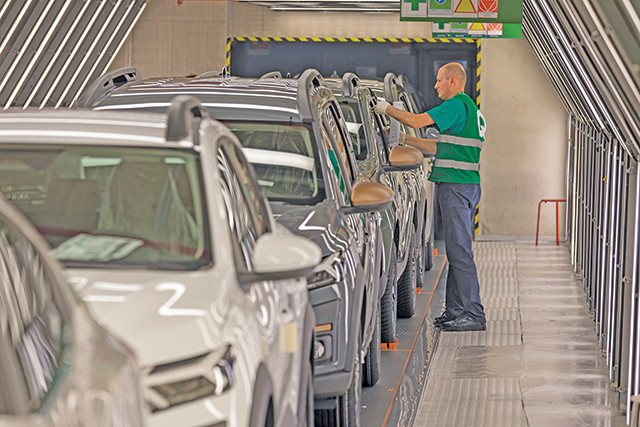 Surpriză pe piața auto: Dacia lansează o nouă mașină electrică la numai 18.000 de euro, pentru a concura cu rivalii chinezi