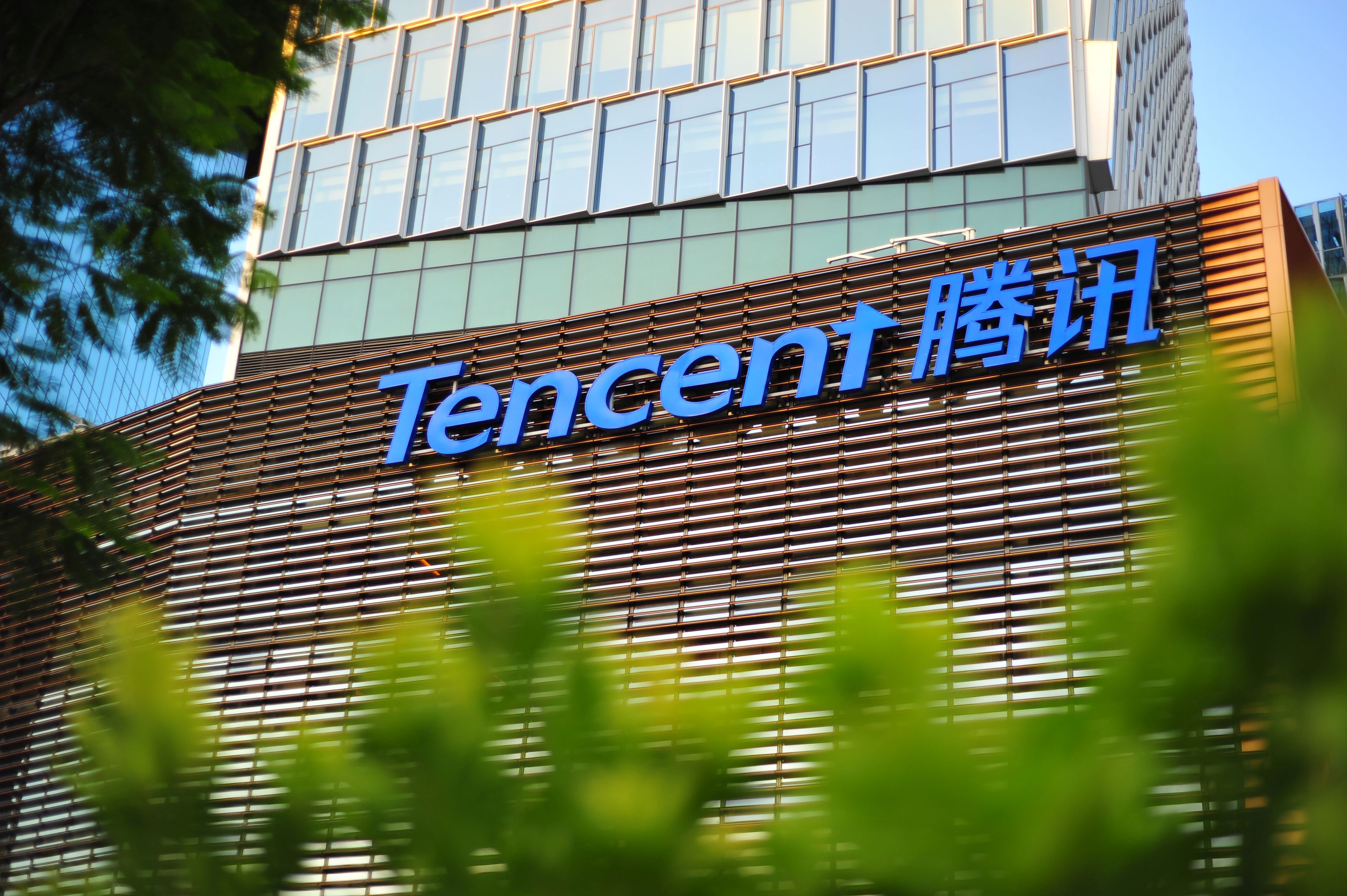 Gigantul chinez Tencent crește pe bursă după anunțul integrării DeepSeek în rețeaua de socializare WeChat. Acțiunile companiei au atins cel mai ridicat nivel din 2021