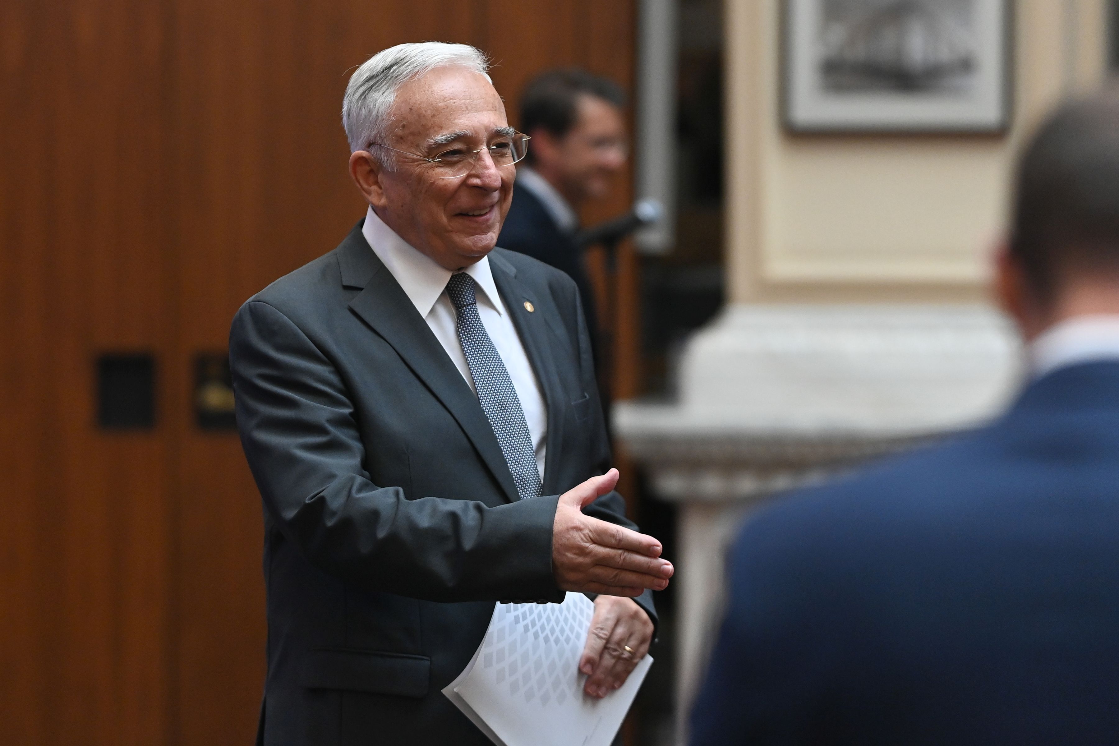 De cinci ani de zile cursul de schimb stă la puțin peste 4,90 lei/euro. Cursul va rămâne stabil, chiar dacă este posibil să urce peste 5 lei/euro pentru că înseamnă doar o depreciere de nici 1%. Mugur Isărescu, BNR: “De la 4,97 lei/euro la 5 lei/euro înseamnă mai puțin de 1%. Cinci bani înseamnă 1%, în cazul acesta sunt numai trei bani”