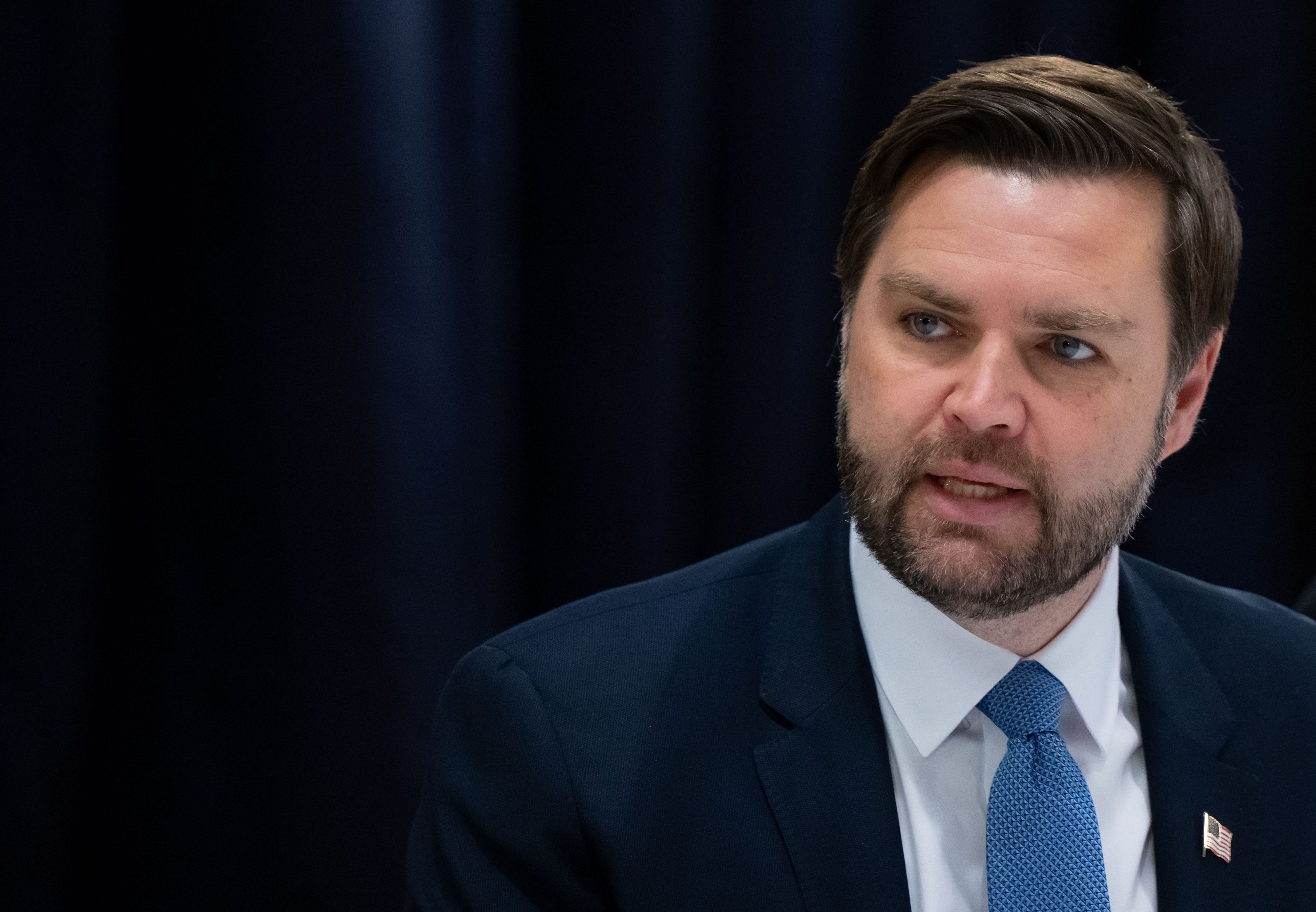 Scandal la vârful presei: Patronul Politico laudă discursul controversat al lui JD Vance, în timp ce Trump atacă mass-media iar Europa reacționează cu indignare