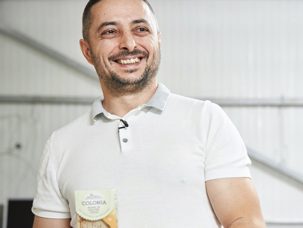 Povestea unei afaceri începute din pasiunea unui copil pentru ce făcea vecinul său. Acum, după ce a lucrat mai mulți ani pentru alții, el are propriul business, vânzând alimentul care nu se strică niciodată