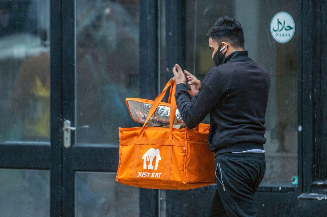 Gigantul Prosus a ieșit la început de an la cumpărături: Just Eat Takeaway.com va fi achiziționat de grupul de investiții Prosus, acționarul majoritar al eMAG, într-o tranzacție de peste 4 mld. euro