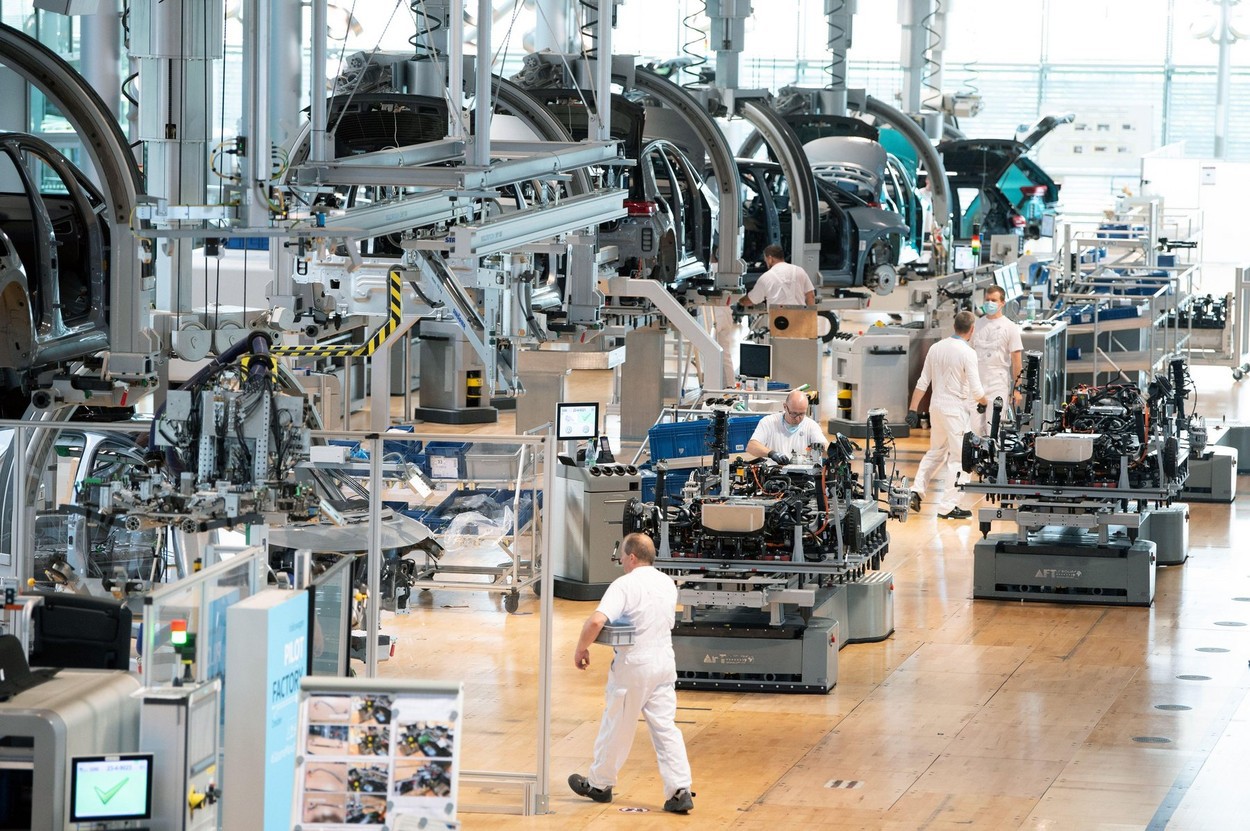 Industria auto germană este într-o criză care îi amenință existența: VW, BMW, Mercedes și producătorii de piese auto au nevoie urgent ca Germania să iasă din picaj, altfel se vor prăbuși sub presiunile chineze și americane