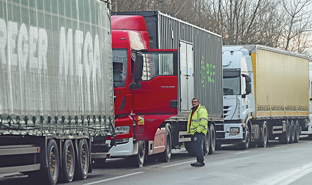 O dată la opt minute, un camion cu făină, pâine, croissante, sucuri, legume sau fructe a intrat în 2024 în România. Aproape 70.000 de transporturi au fost de-a lungul anului