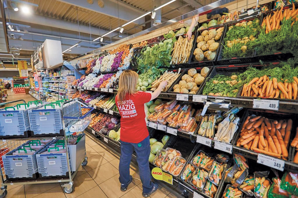 Alimentele se scumpesc spectaculos în Ungaria. Guvernul maghiar pregătește o nouă ofensivă contra retailerilor, care cer să fie luați la rost furnizorii. Făina s-a scumpit cu 43% an la an în ianuarie, laptele cu 25%