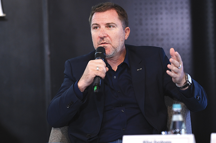 Cum explică șeful Dacia scăderea producției din primele două luni?