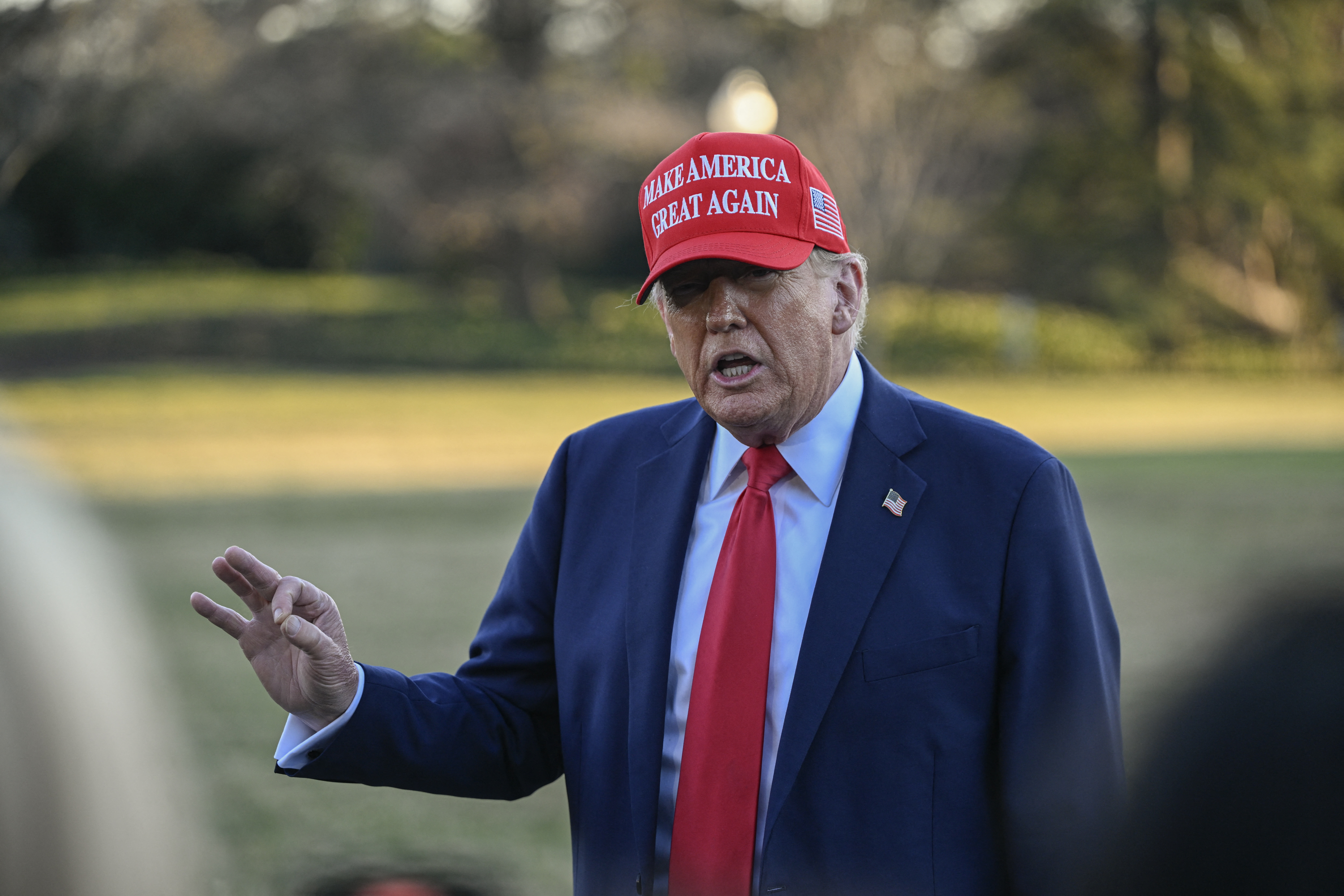 De la ora 4:00 miercuri dimineață, lumea intră în alertă: Donald Trump va ține discursul către națiune, în care spune că va face un anunț ”extrem de important”. ZF va transmite în direct ce se va întâmpla în Congresul American și ce implicații are asupra României. Una dintre teme este situația NATO și războiul din Ucraina