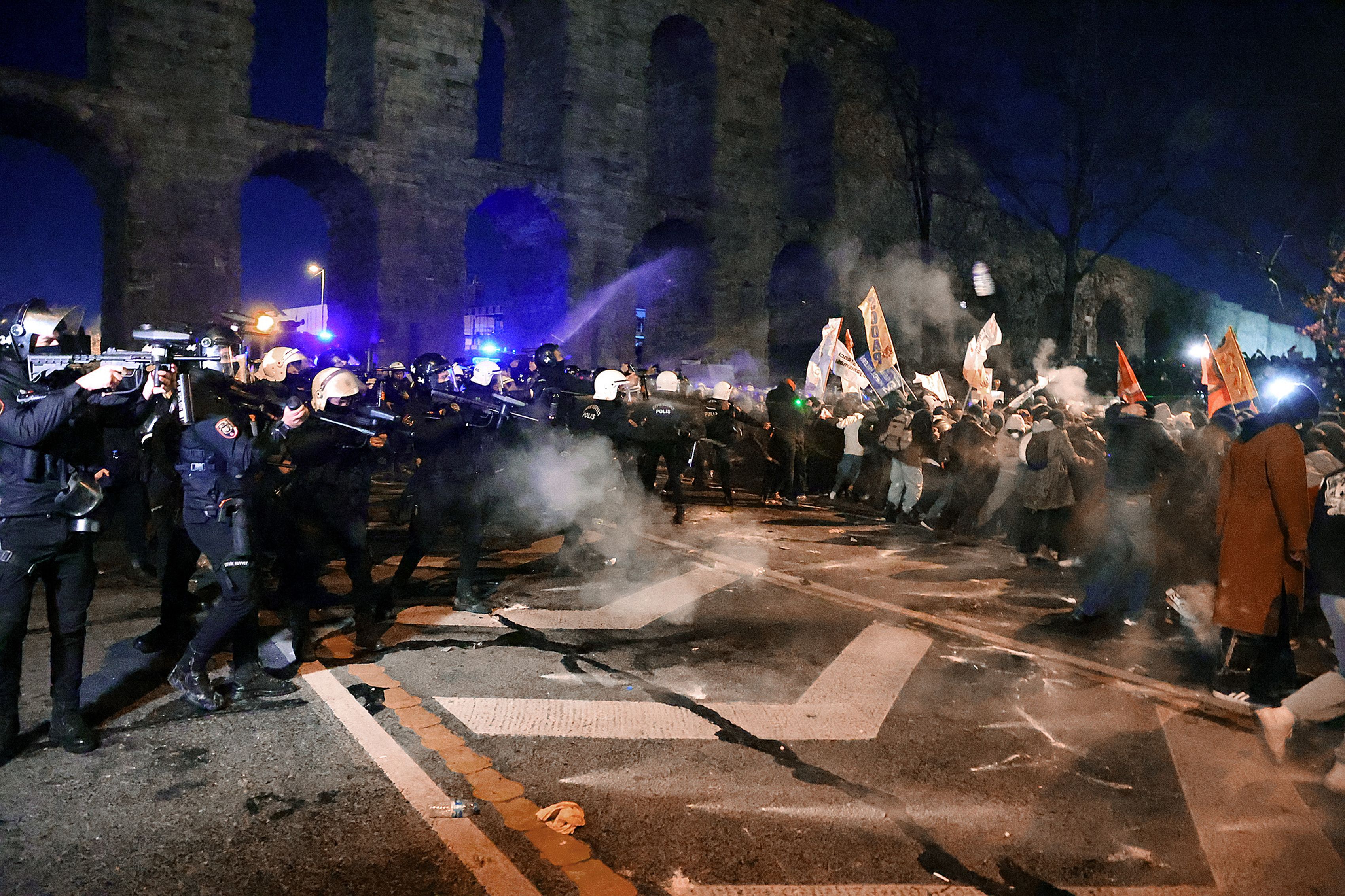 Haos în Turcia: Poliția a reținut sute de protestatari. Proteste masive după ce primarul Istanbulului a fost arestat. Erdogan a restricționat intrările și ieșirile din Istanbul pentru a ține sub control demonstrațiile. MAE avertizează cetățenii români să nu meargă în marile orașe. Banca Centrală de la Ankara a cheltuit 12 mld. să țină lira din a se prăbuși