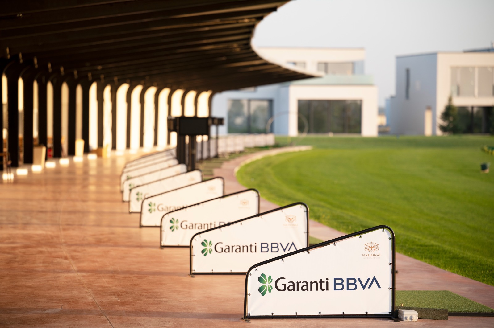 Omul de afaceri turc Metin Doğan dezvoltă în Dâmbovița un complex de golf și rezidențial de 30 mil.euro,  National Golf & Country Club. Garanti BBVA a acordat o finanțare de 10 mil.euro