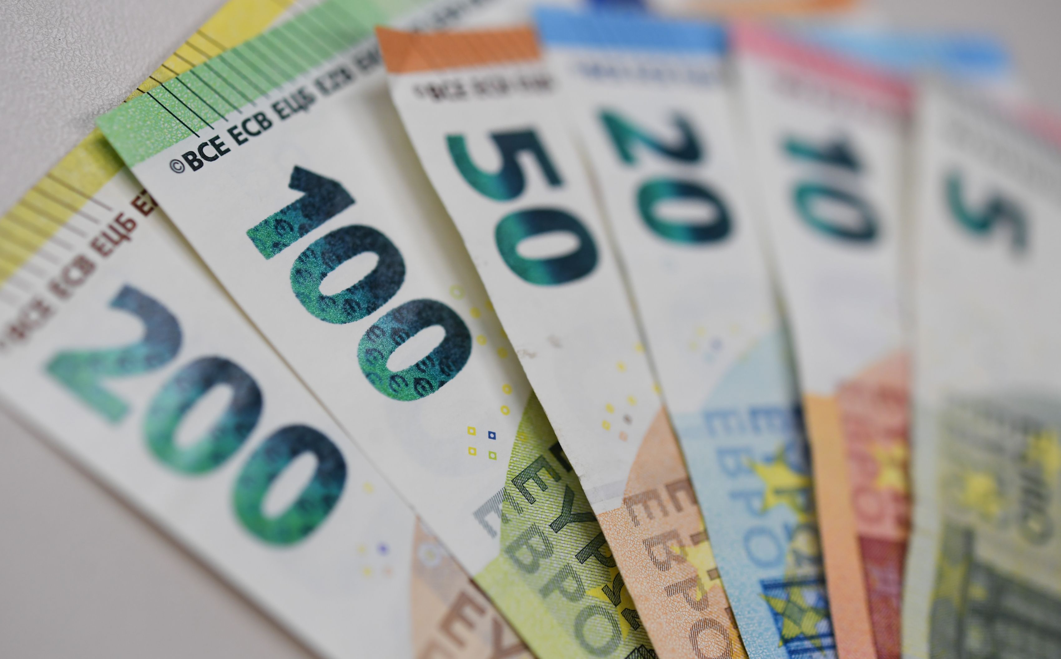 Euforie pe bursele europene după decizia istorică a Germaniei de a crește cheltuielile pentru apărare. Indicele Stoxx 600 a crescut cu 1,2%, iar DAX cu peste 3%. Euro continuă aprecierea față de dolar