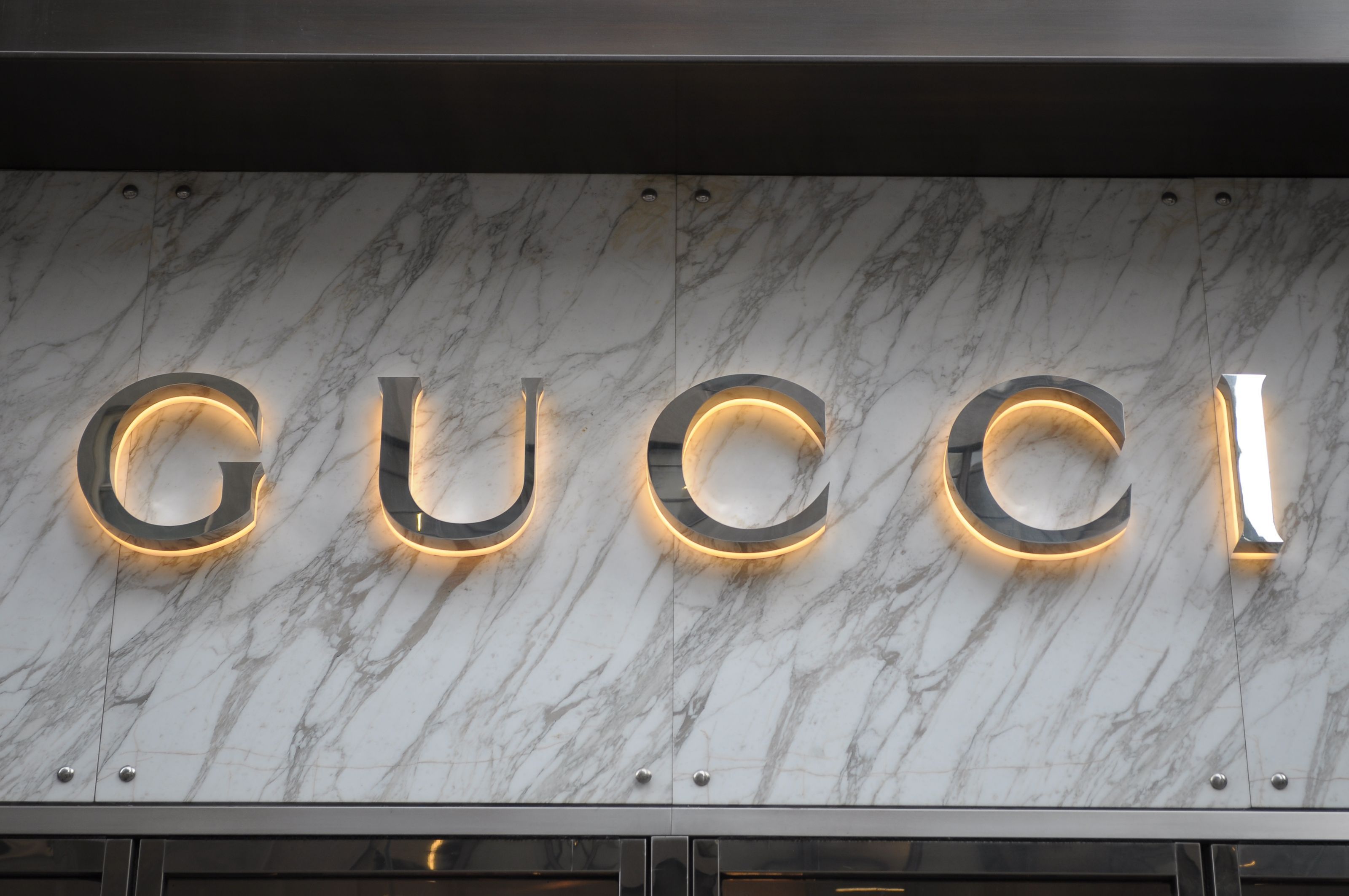 Acțiunile Kering, compania din spatele Gucci, au scăzut cu peste 12% după o numire controversată în funcția de director artistic