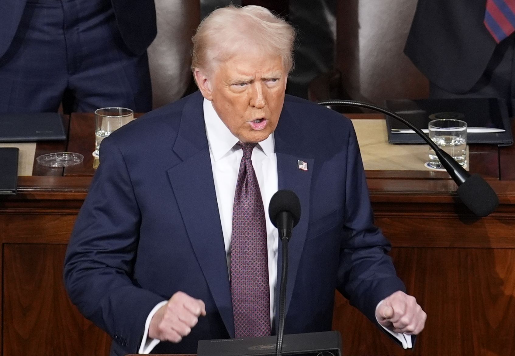 Trump îi îndeamnă pe imigranții ilegali să se „autodeporteze”
