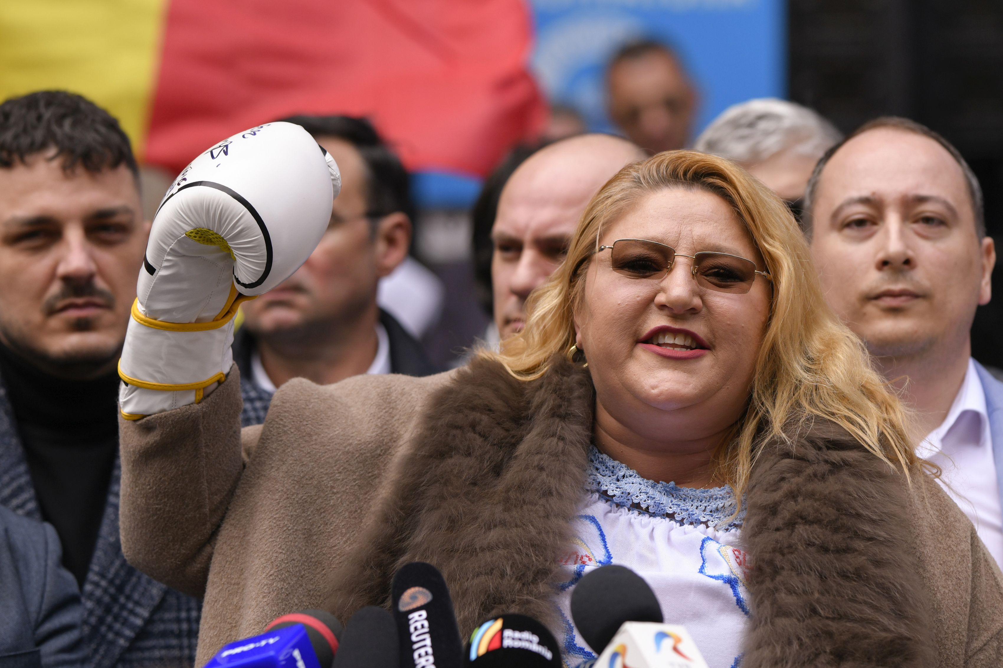 CCR a decis. Simion poate candida, Șoșoacă nu are dreptul