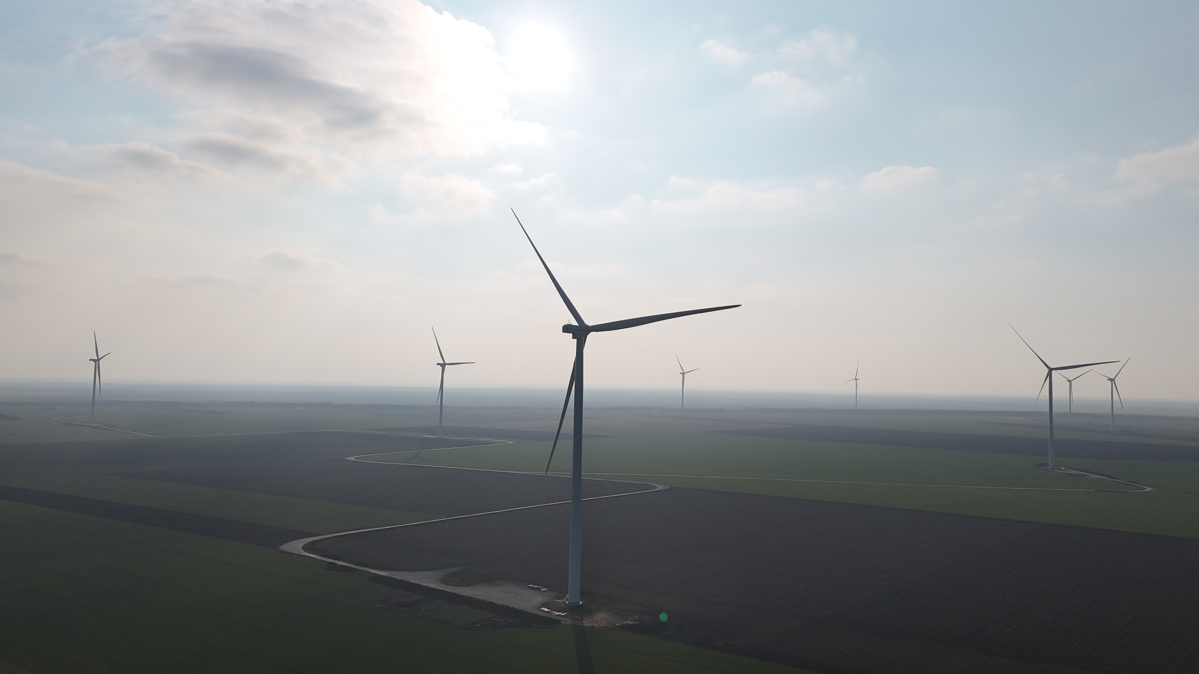 Investiție majoră în energie: Danezii de la Eurowind vor să pună pe masă peste un miliard de euro pentru dezvoltarea unui proiect de energie eoliană în Botoșani, de aproape 1.200 MW. Adrian Dobre, Country Manager: România poate să devină un exportator important de energie în regiune