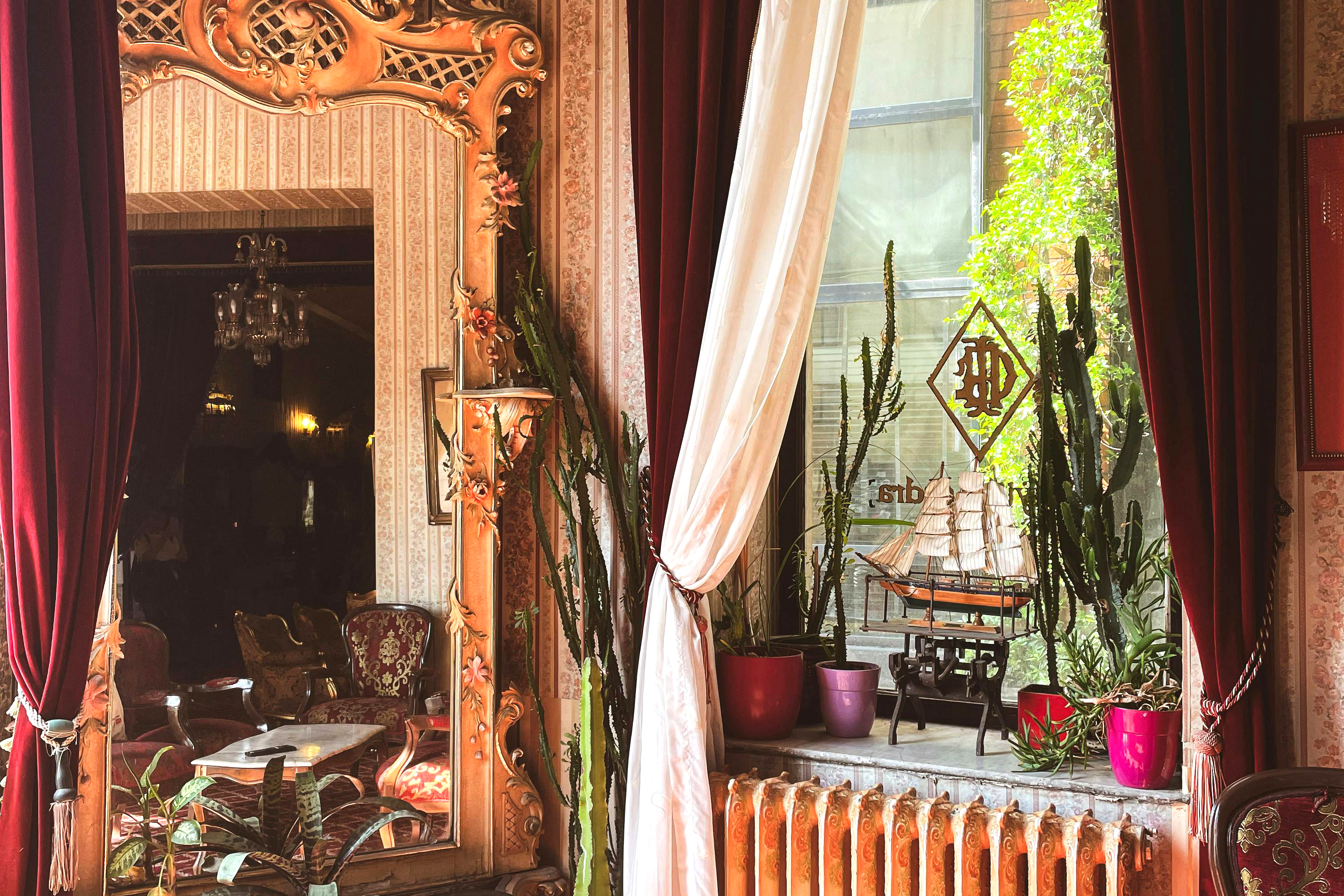 Povestea omului care datorită viziunii sale îndrăznețe a reușit să creeze un imperiu în domeniul artistic și hotelier, într-o perioadă în care aceste tipuri de afaceri abia prindeau contur?