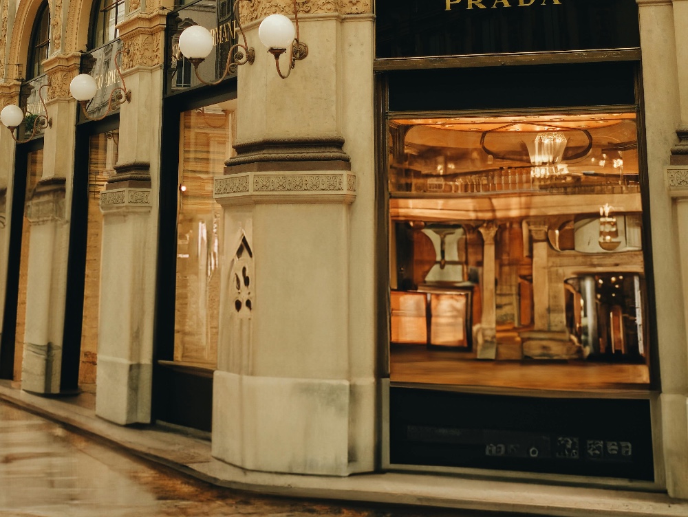 Prada este în discuții să cumpere Versace de la Capri Holdings într-o tranzacție de 1,5 miliarde de euro, o mișcare care ar putea reuni două dintre cele mai cunoscute branduri de lux din Italia