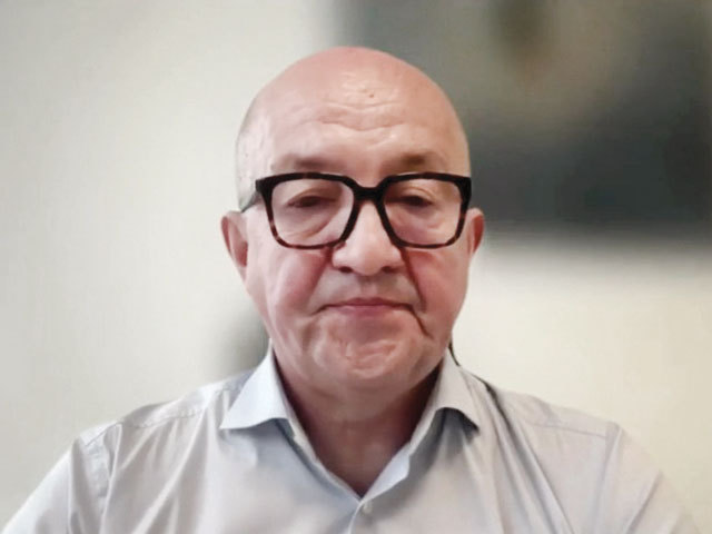 Belgienii își cresc propriile găini după ce ouăle s-au scumpit cu 50%, pentru francezi e un simbol al sustenabilității, iar pentru bogați, precum David Beckham, e un trend cool și instagramabil. ZF Live Horia Cardoș, Agroland: „În vestul Europei, dacă ești înstărit, este o mândrie să ai găini. E scump să crești găini acasă.“