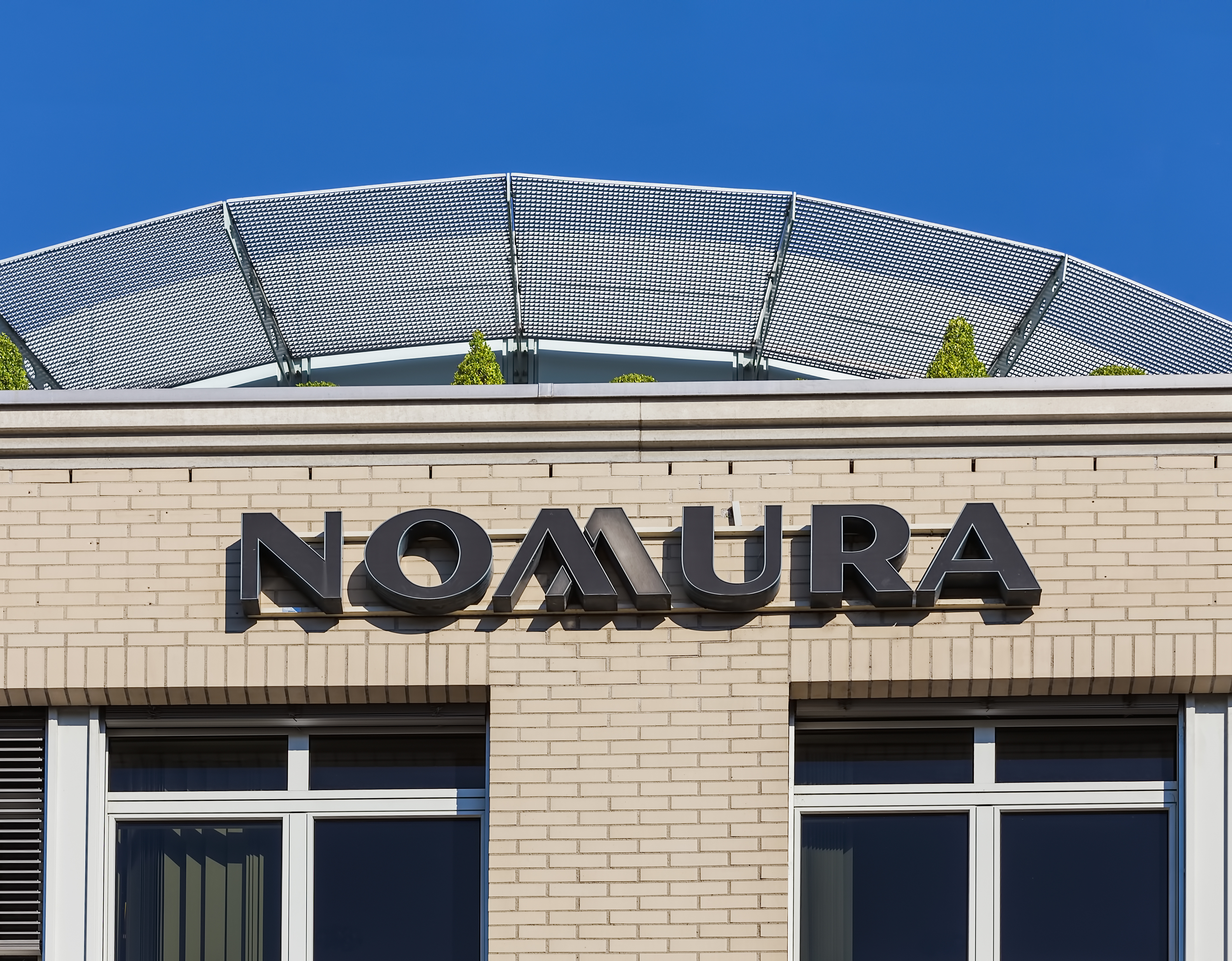 Un nou jucător global în domeniul bancar: Nomura, una dintre cele mai mari bănci din Japonia, se pregătește să cumpere diviziile americane și europene de asset management ale australienilor de la Macquire într-un deal de aproape 2 mld. dolari. În România, Macquarie controlează Distribuție Oltenia