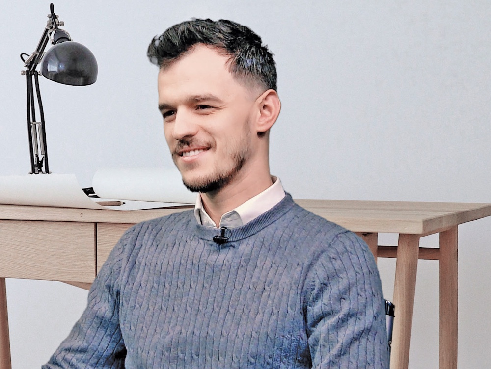 Povestea tânărului care transformă moștenirea de două generații și lucrurile pe care alții le ignoră – ba chiar le aruncă pe foc – într-o afacere profitabilă.