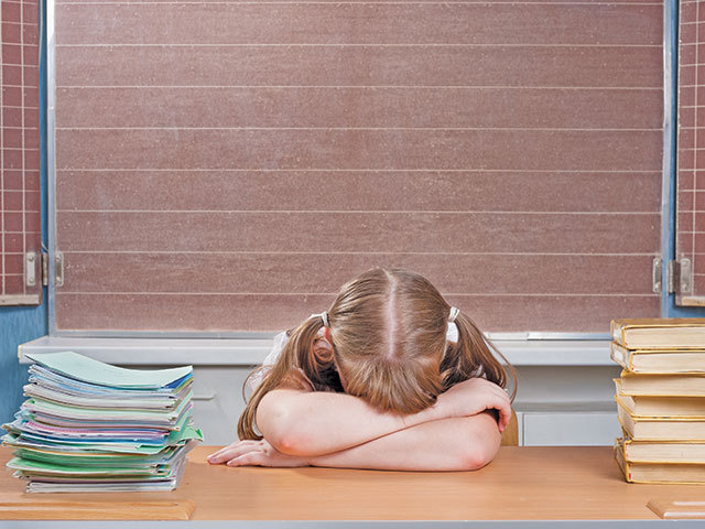 Programul normal de școală, un privilegiu? Doar jumătate dintre școli au program normal, de un schimb. În rest, elevii se rotesc pe același spațiu cu ore care se termină și la opt seara