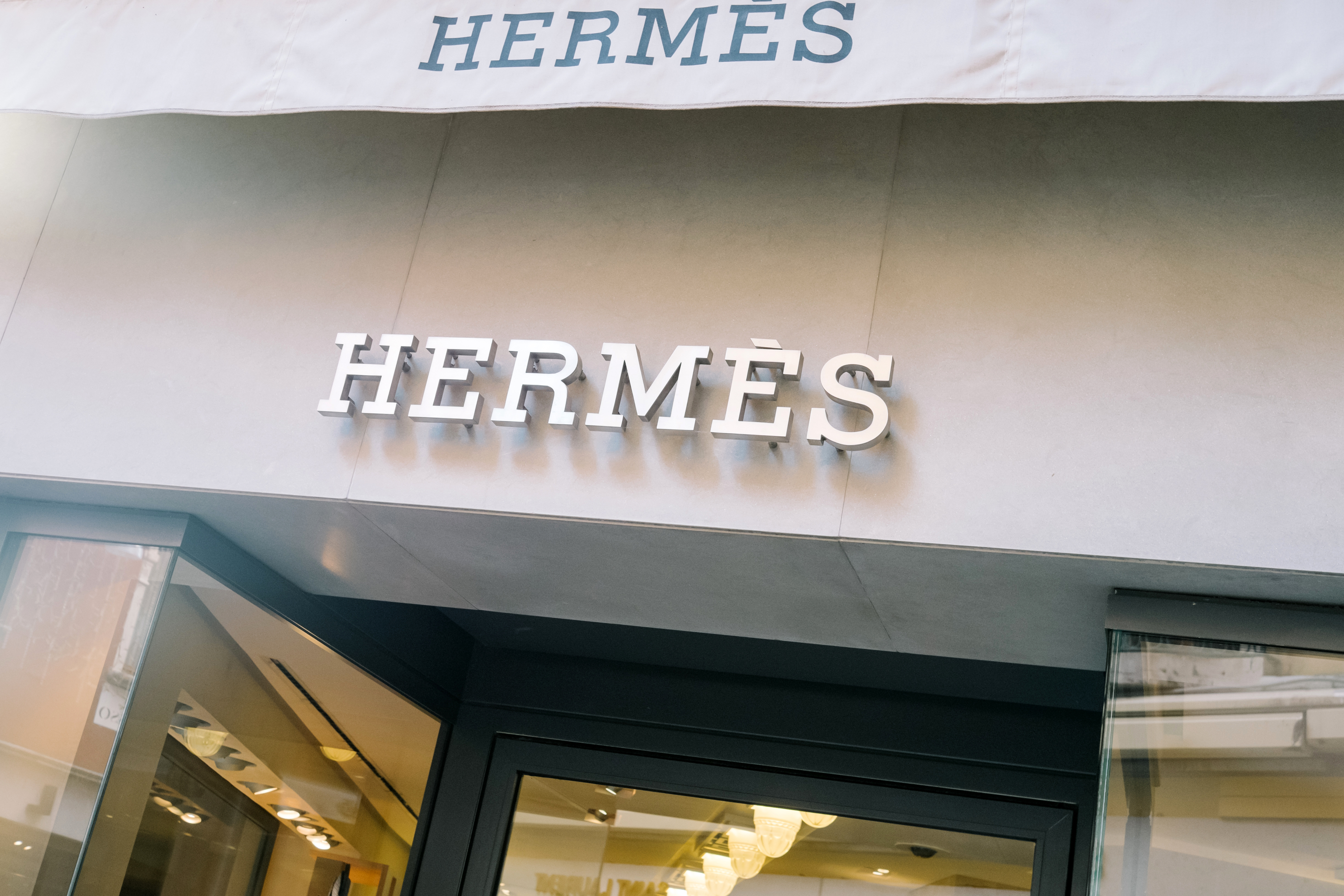 Lovitură de teatru în lumea luxului: Hermès detronează LVMH și urcă pe tronul bursei franceze, la 15 ani după ce a respins o tentativă secretă de preluare