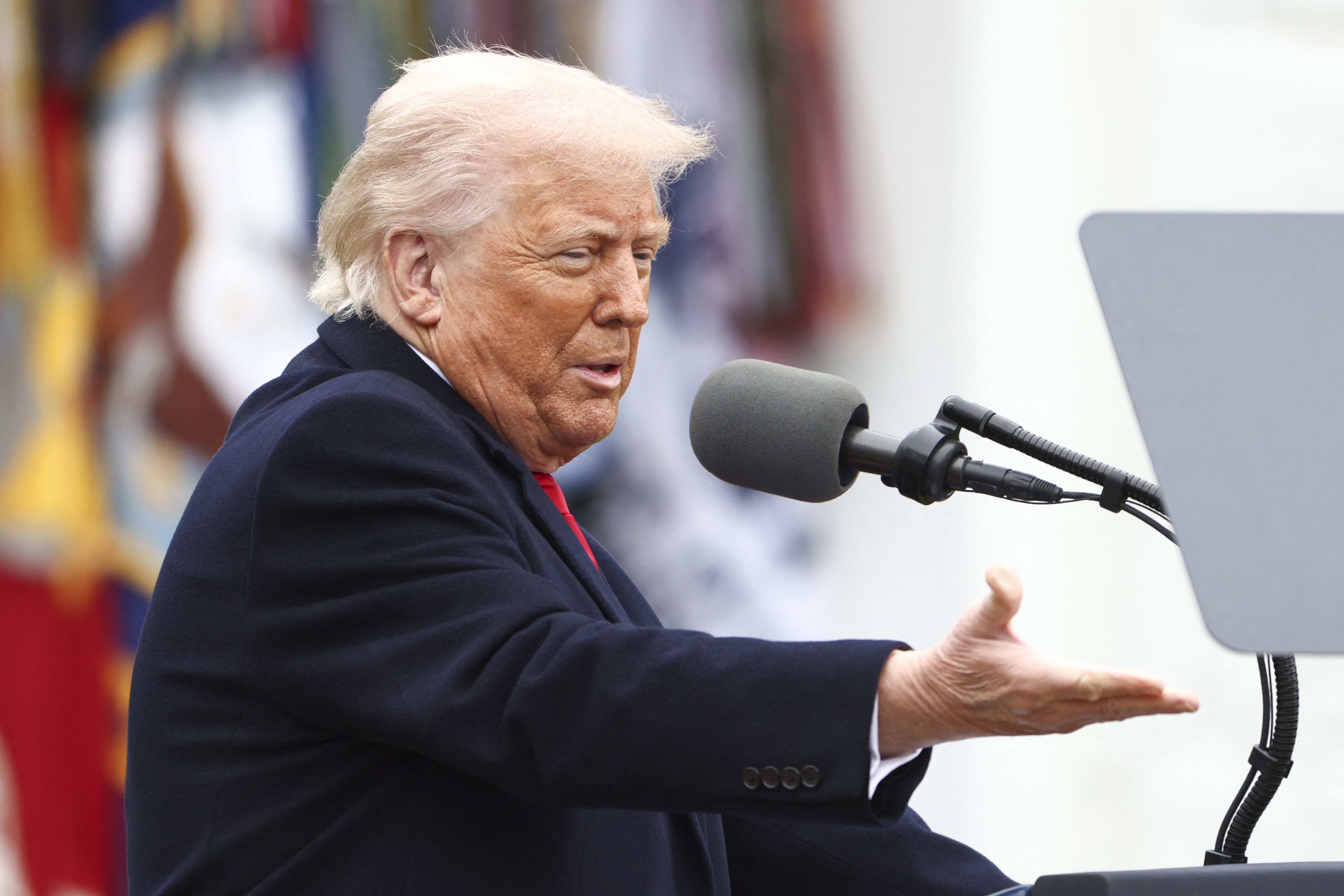 Trump anunță că va negocia un acord cu Vietnamul pentru eliminarea tarifelor, la doar o zi după ce a impus țării taxe vamale de 46%