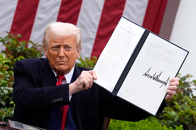 Investitorii fug spre siguranță: randamentele obligațiunilor americane scad sub 4% pe fondul turbulențelor provocate de tarifele lui Trump. Prețul aurului a urcat la peste 3130 de dolari uncia