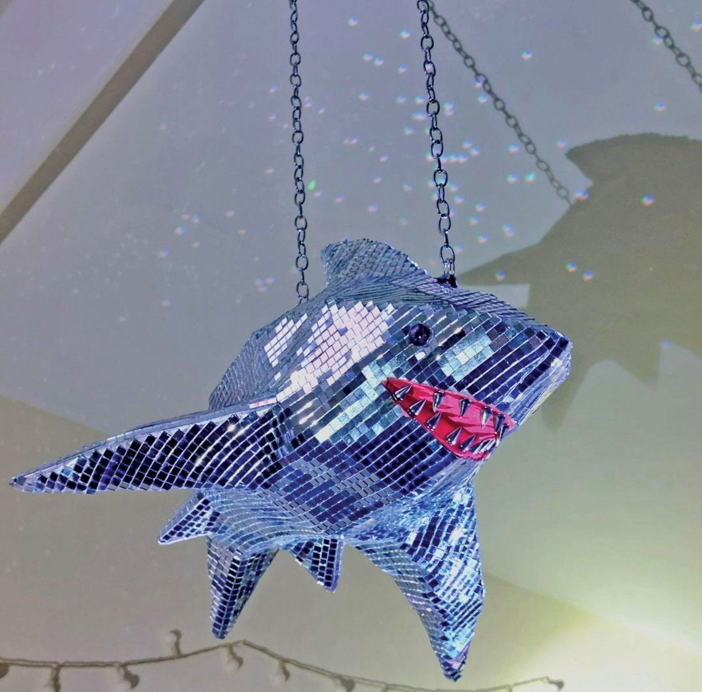 De la ringul de dans la galerie de artă: Sculpturi disco cu animale realizate din oglinzi