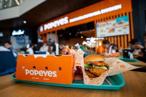 Lanțul american de restaurante Popeyes deschide joi primul restaurant din Iași, în noul centru comercial Moldova Mall