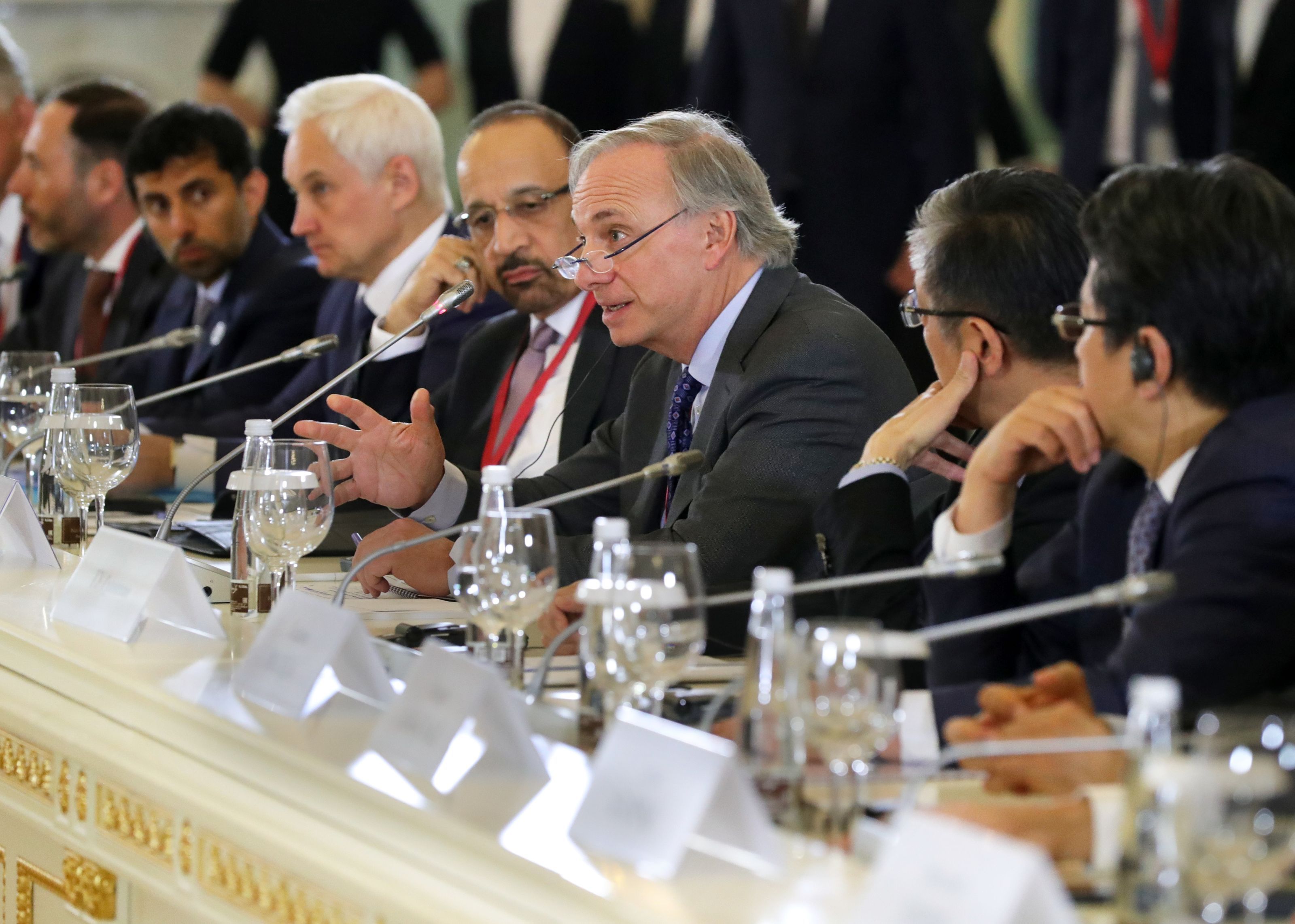Scenariu de coșmar lansat de legendarul investitor Ray Dalio, fondatorul Bridgewater: Riscăm prăbușirea sistemului monetar global. „În acest moment suntem foarte aproape de o recesiune. Putem ajunge mai rău chiar decât a fi în recesiune, dacă situația nu este gestionată bine”