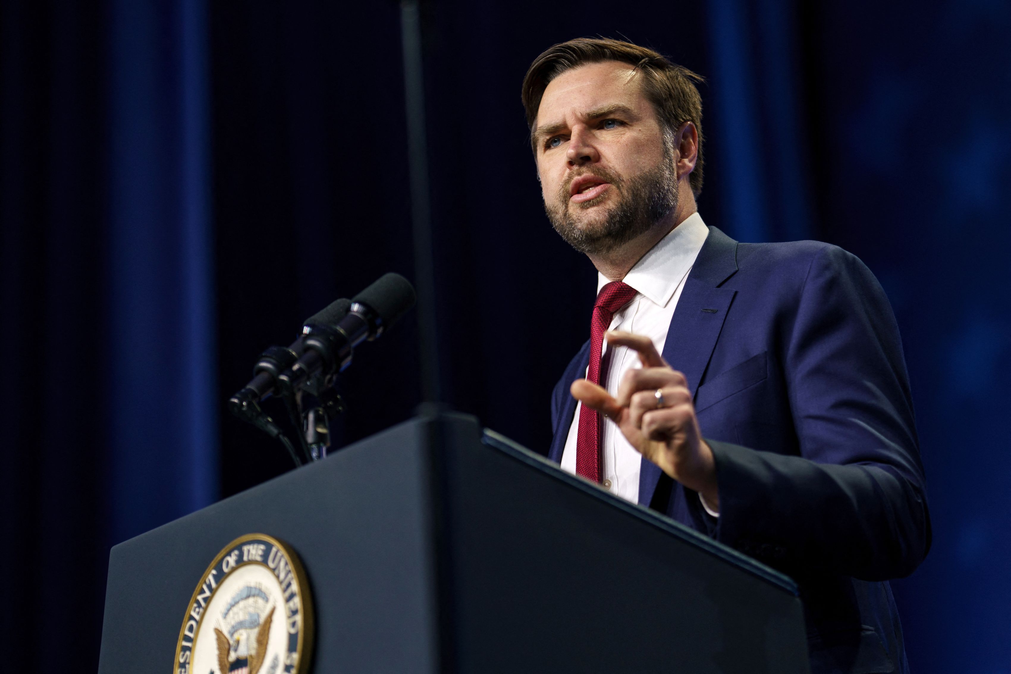 Opinie publicată de Bloomberg: JD Vance îi datorează scuze României. Vance și administrația SUA ar trebui să sprijine întărirea instituțiilor democratice din România, nu să submineze în mod superficial legitimitatea lor. Georgescu nu a fost un martir al democrației, ci produsul unei manipulări de proporții