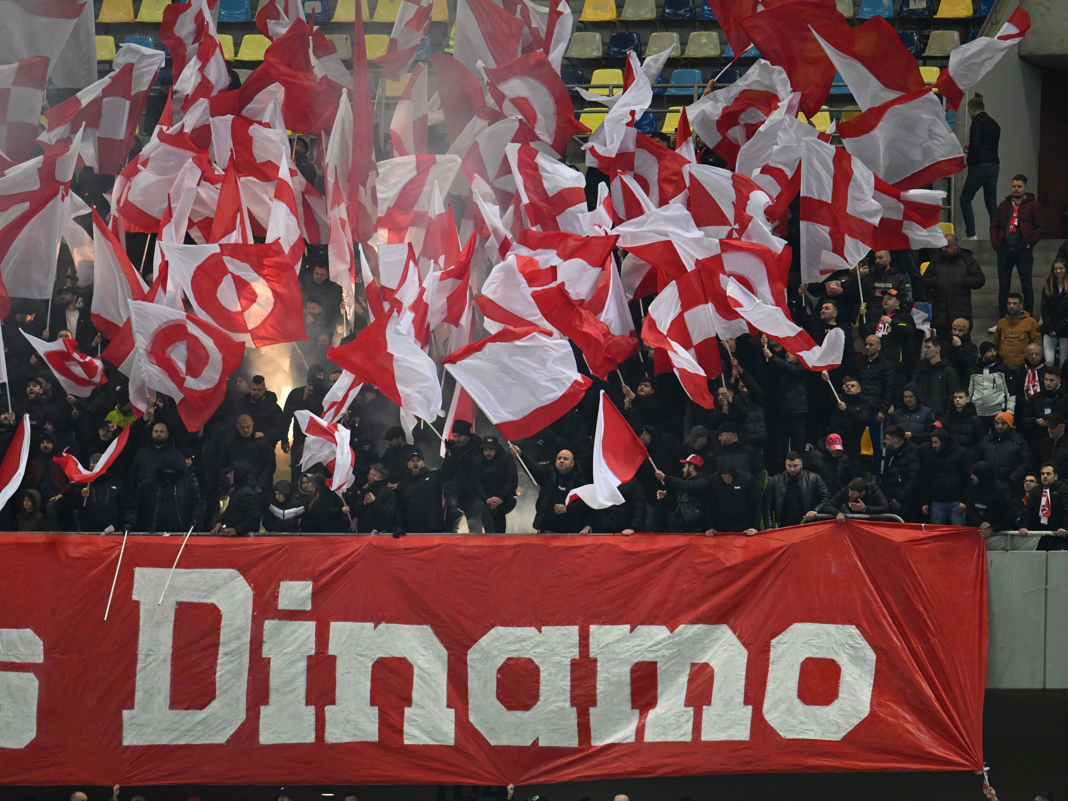 În doar 30 de minute de la punerea în vânzare, Dinamo a reușit să vândă 200 de tricouri cu noul sponsor, Puma. Dinamo a semnat joi un parteneriat cu producătorul german de echipamente sportive. Cumpărătorii nu știu încă cum arată tricourile
