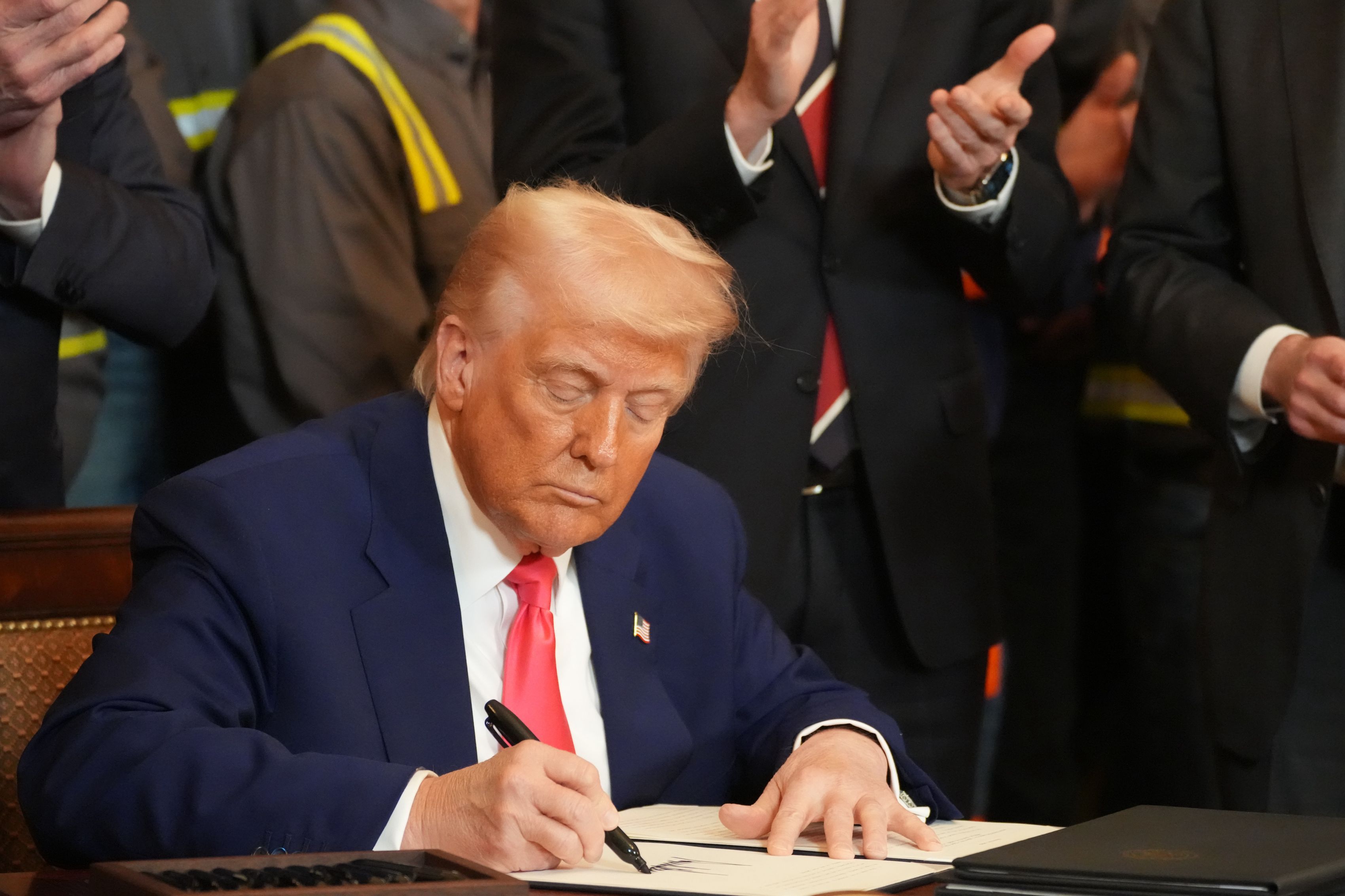 Întorsătură de situație. Trump anunță o pauză de 90 de zile pentru noile tarife „reciproce”. Wall Street crește imediat după anunț: Indicii S&P 500, Dow Jones și Nasdaq sar cu peste 7%