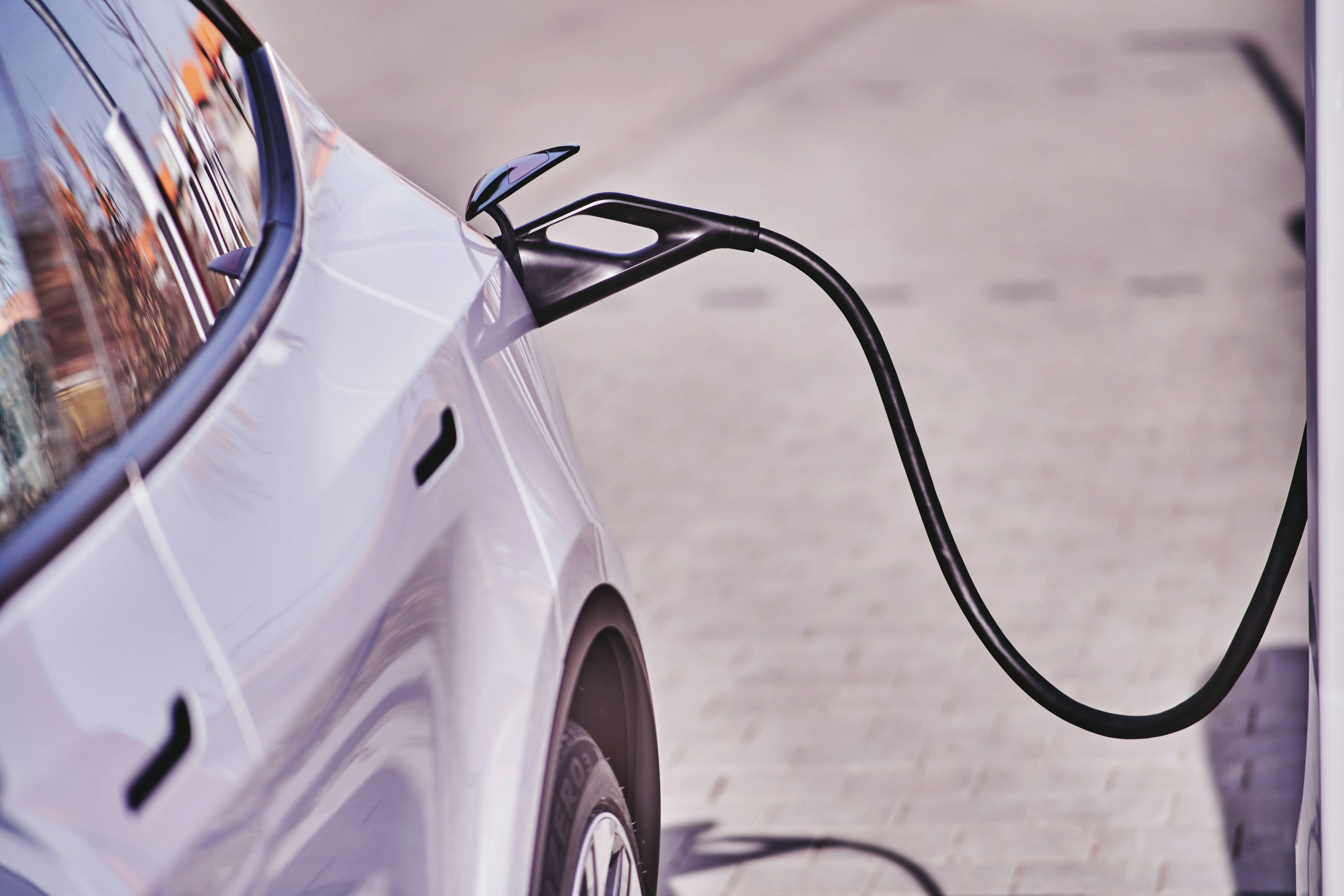 Rabla 2025: Programul promite revoluționarea pieței auto, cu un bonus de 7.500 de euro pentru mașini electrice