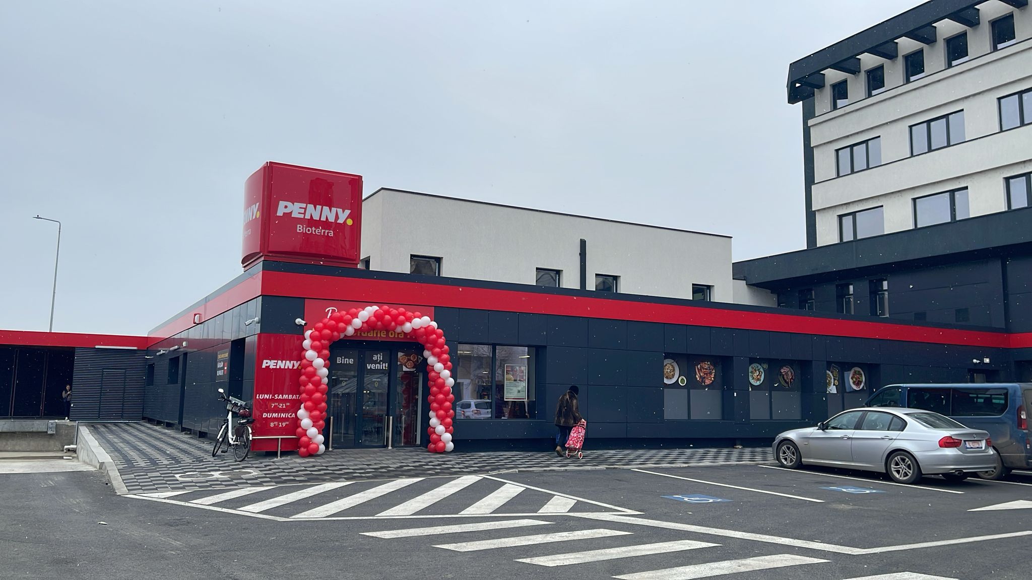 Care război comercial, care război la graniță? România este țara făgăduinței pentru investitorii străini. Penny anunță investiții de 3 mld. euro pe piața locală în următorii zece ani. Problema este că vin investiții mai mult în retail, deci consum, decât în producție
