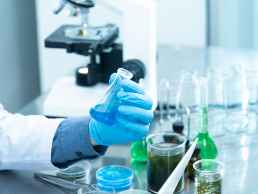 Toxina care ar putea sta la baza creșterii ratei de cancer intestinal la persoanele sub 50 de ani