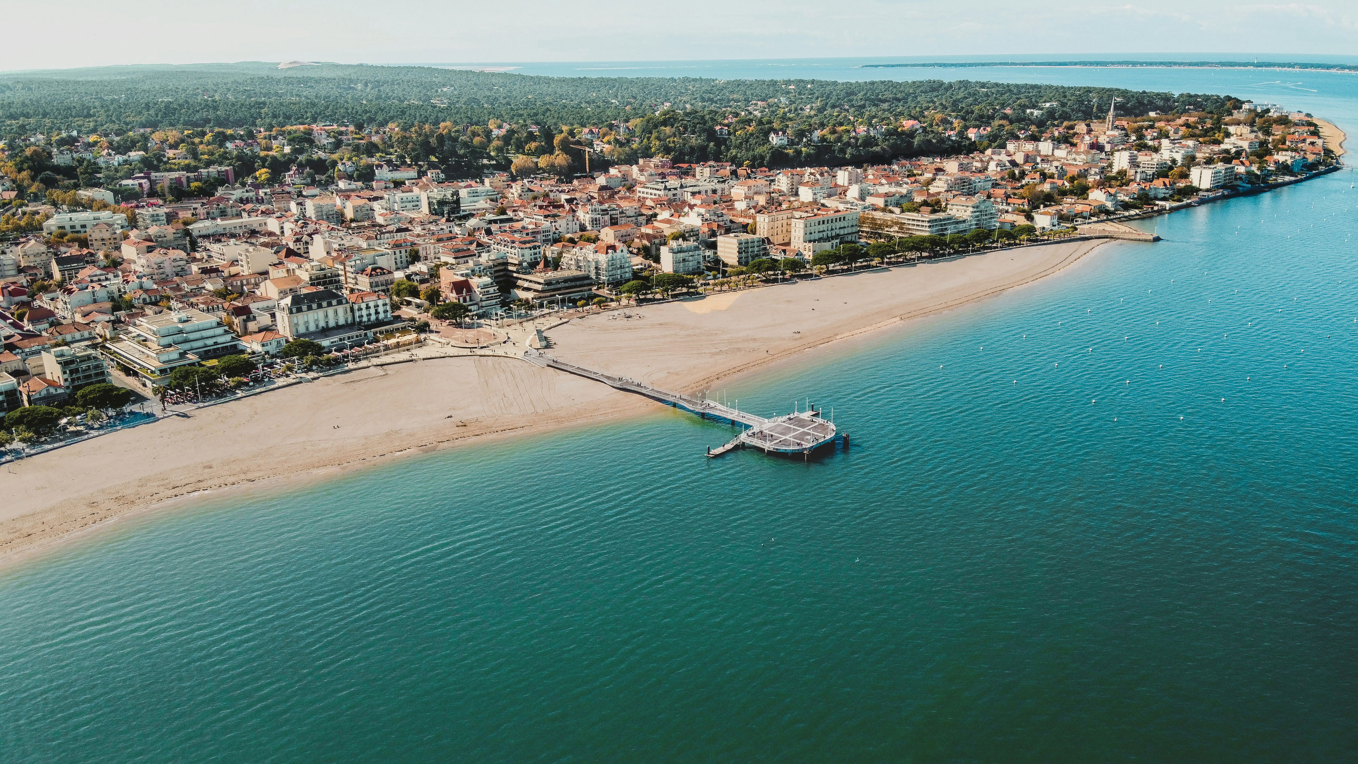 Vrei să mergi în concediu și nu știi unde? Iată un loc deosebit, unde poți petrece câteva zile de neuitat și unde au ajuns puțini români, fiind o destinație turistică mai puțin promovată. Se află între două lumi: una sălbatică, cu apă sărată și valuri, cealaltă – de liniște și verdeață.