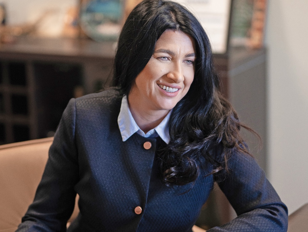 Cine este femeia din România care, alături de soțul ei, a reușit să transforme un magazin deschis în anii ’90 într-un lanț de 120 de magazine și o afacere de sute de milioane de euro?