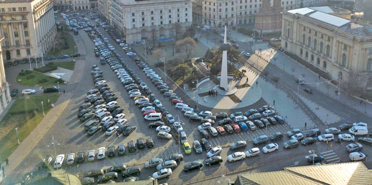 Pagina verde. Piața Revoluției se poate transforma dintr-o parcare imensă și gri într-o oază verde în inima Capitalei, printr-o inițiativă a unui grup civic. „Este un pas firesc către prioritizarea pietonilor și a spațiilor verzi, o necesitate urgentă pentru un oraș precum Bucureștiul“