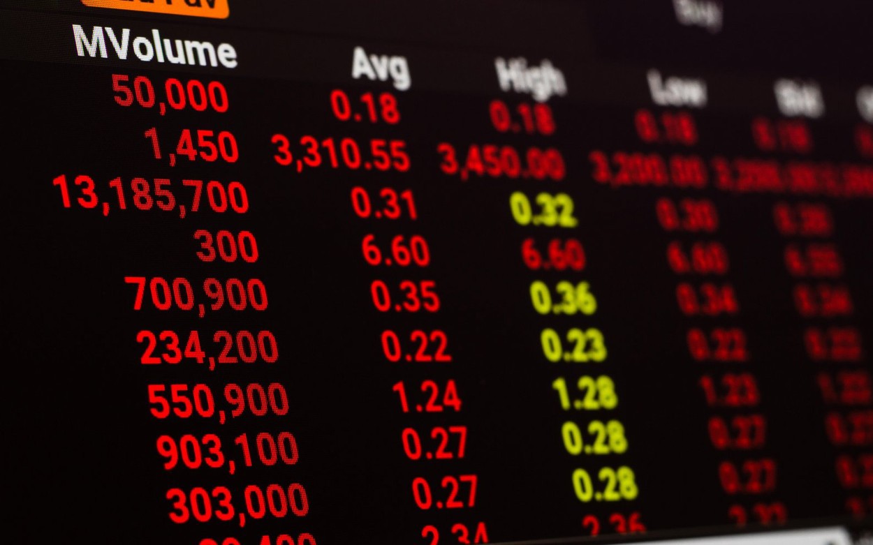 Bursa continuă să scadă după rezultatul alegerilor din weekend: Indicele BET pierde 0,9% la debutul ședinței de marți, tras în jos de Sphera (-2,4%), MedLife (-2%) și Digi (-1,9%)