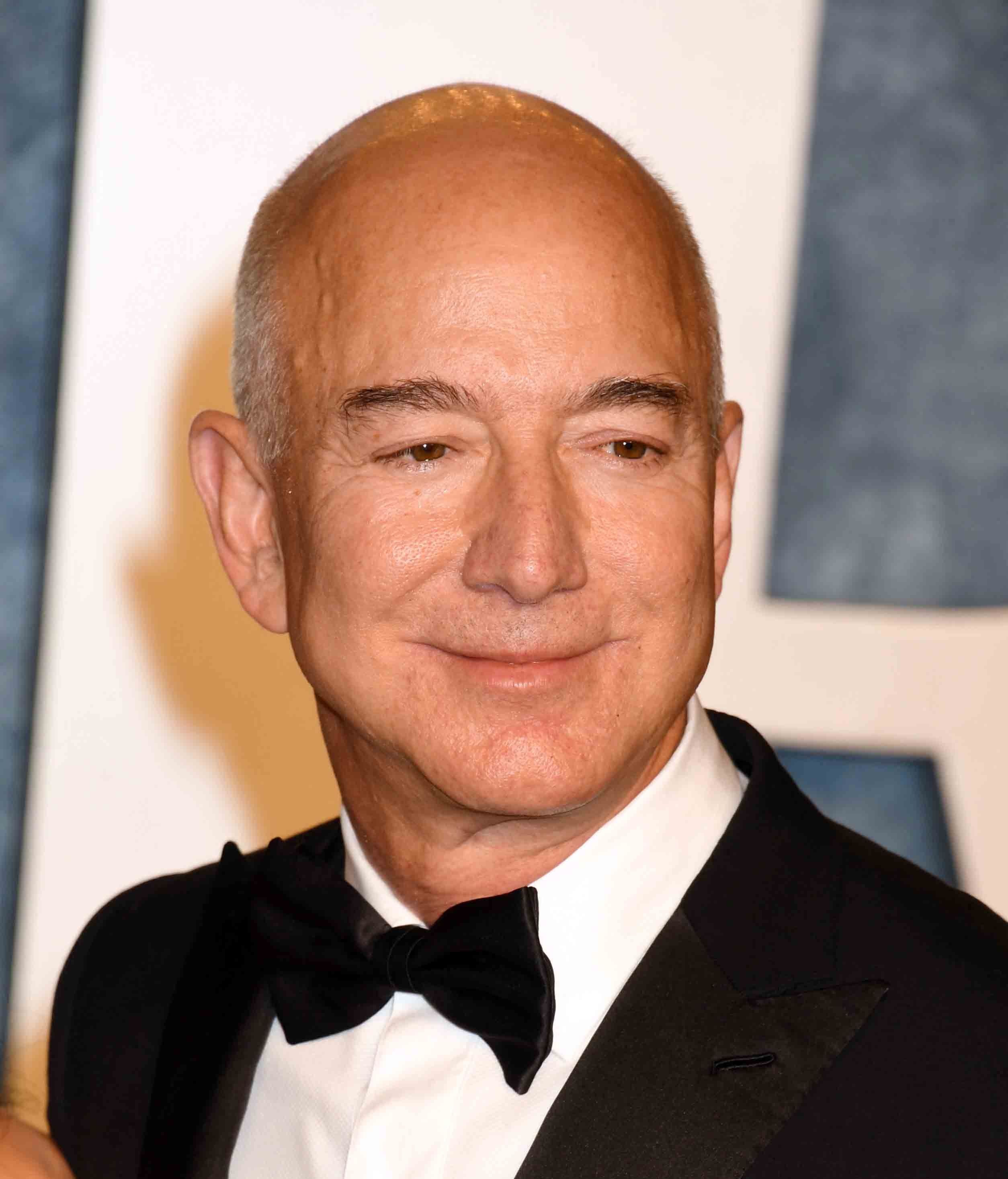Fondatorul Amazon, Jeff Bezos, vrea să vândă acțiuni în valoare de aproximativ 5 miliarde de dolari, în timp ce gigantul din e-commerce se confruntă cu impactul tarifelor comerciale