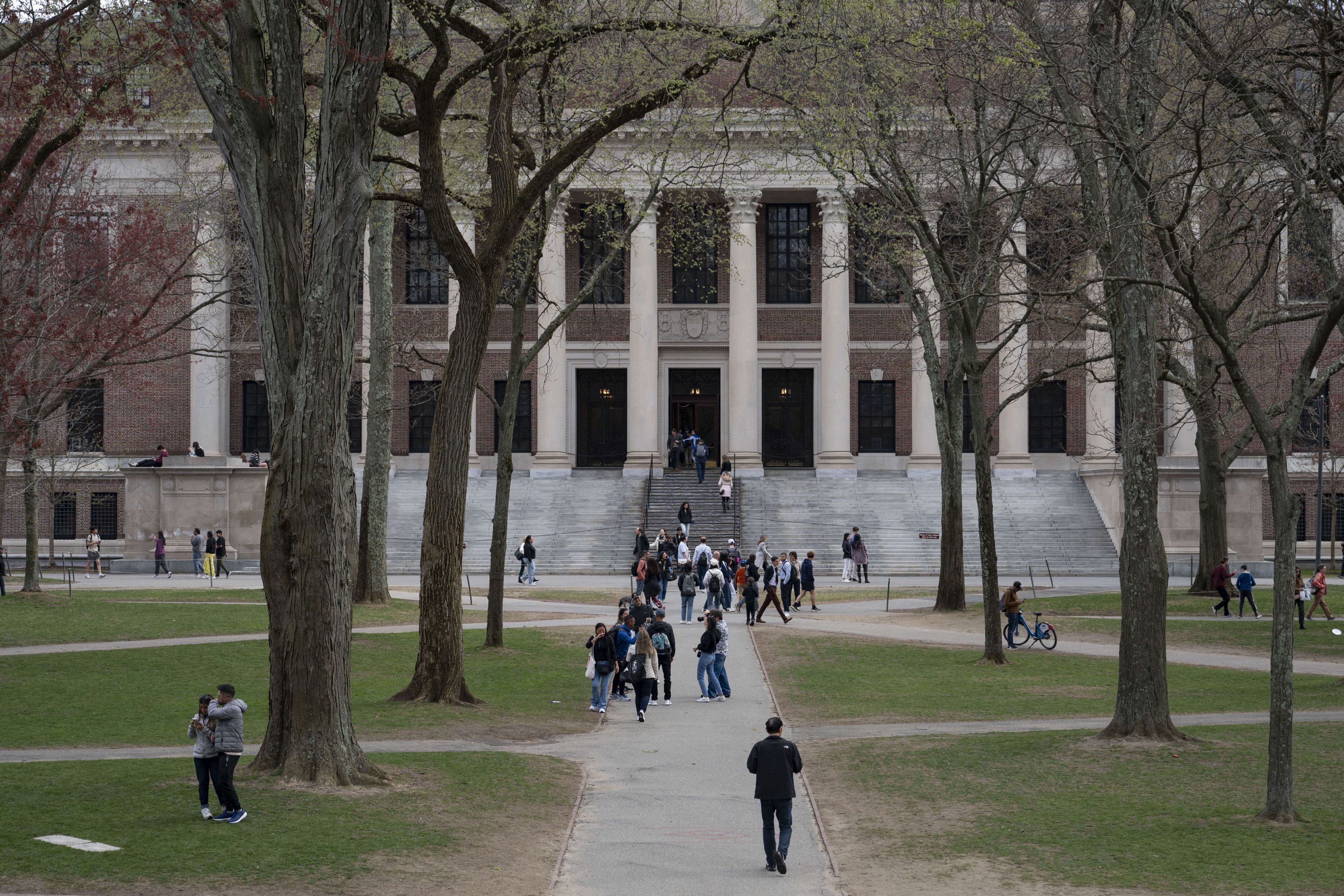 Război total între Trump și Harvard: Universitatea nu mai are voie să primească studenți internaționali, iar cei actuali sunt obligați să se transfere. „O acțiune ilegală și nejustificată”