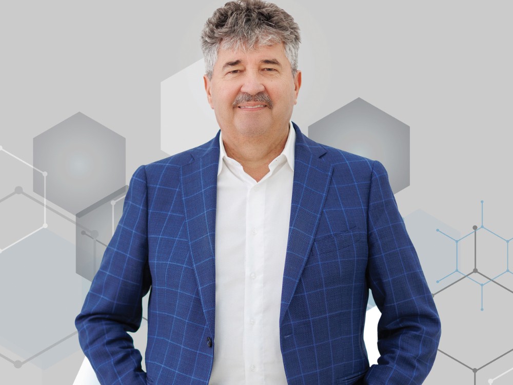 Cine este omul care coordonează activitatea celui mai important producător de medicamente generice din România, cu o expunere internațională solidă și un business de amploare
